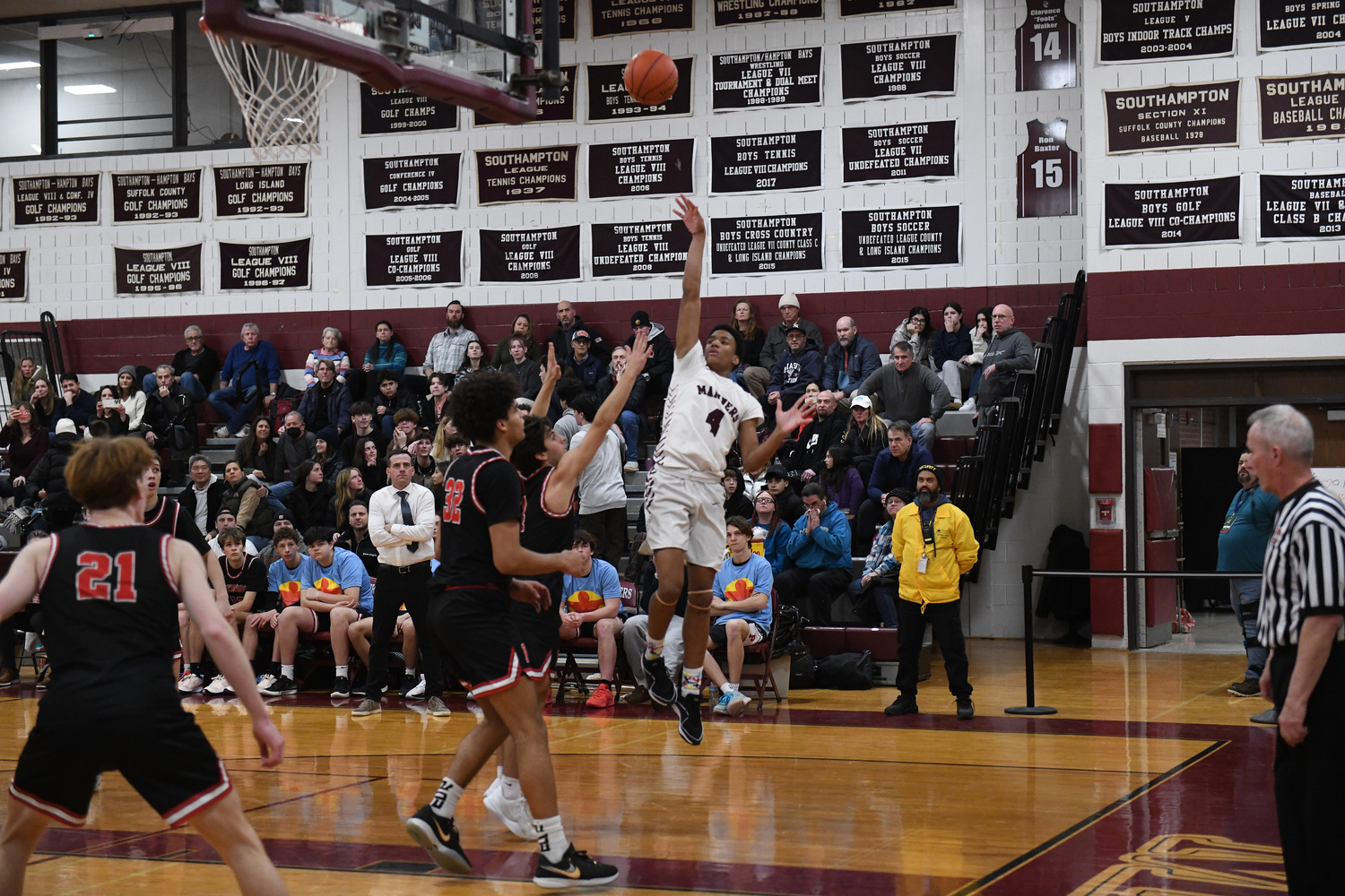 Mariner Davon Palmore throws up a shot from the base line.   DOUG KUNTZ
