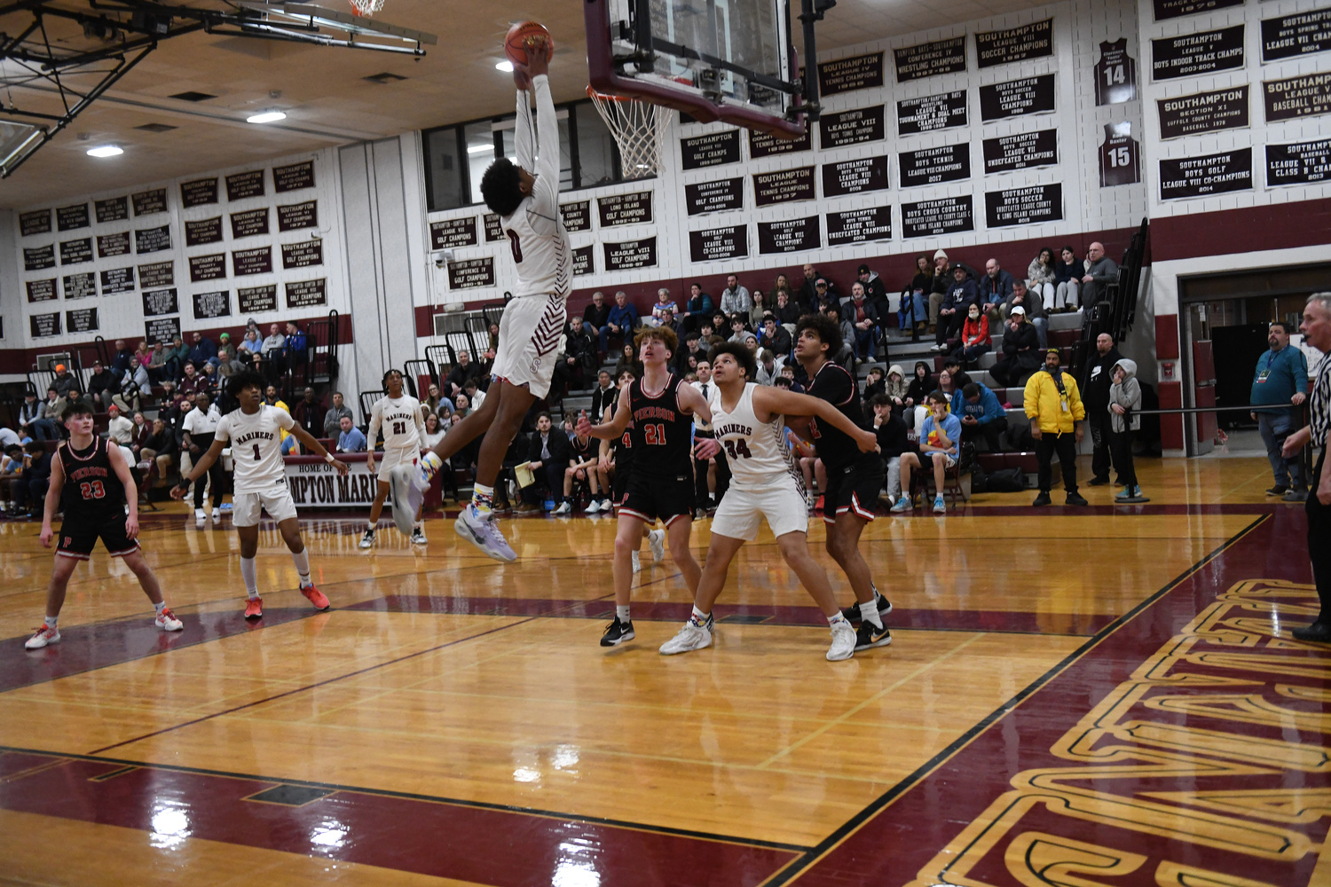 Southampton junior Naevon Williams with a massive putback jam that got things rolling on Friday night for the Mariners.   DOUG KUNTZ