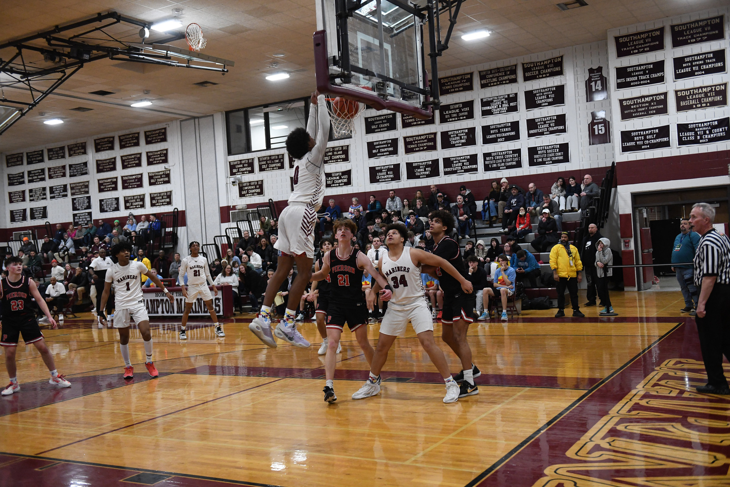 Southampton junior Naevon Williams with a massive putback jam that got things rolling on Friday night for the Mariners.   DOUG KUNTZ