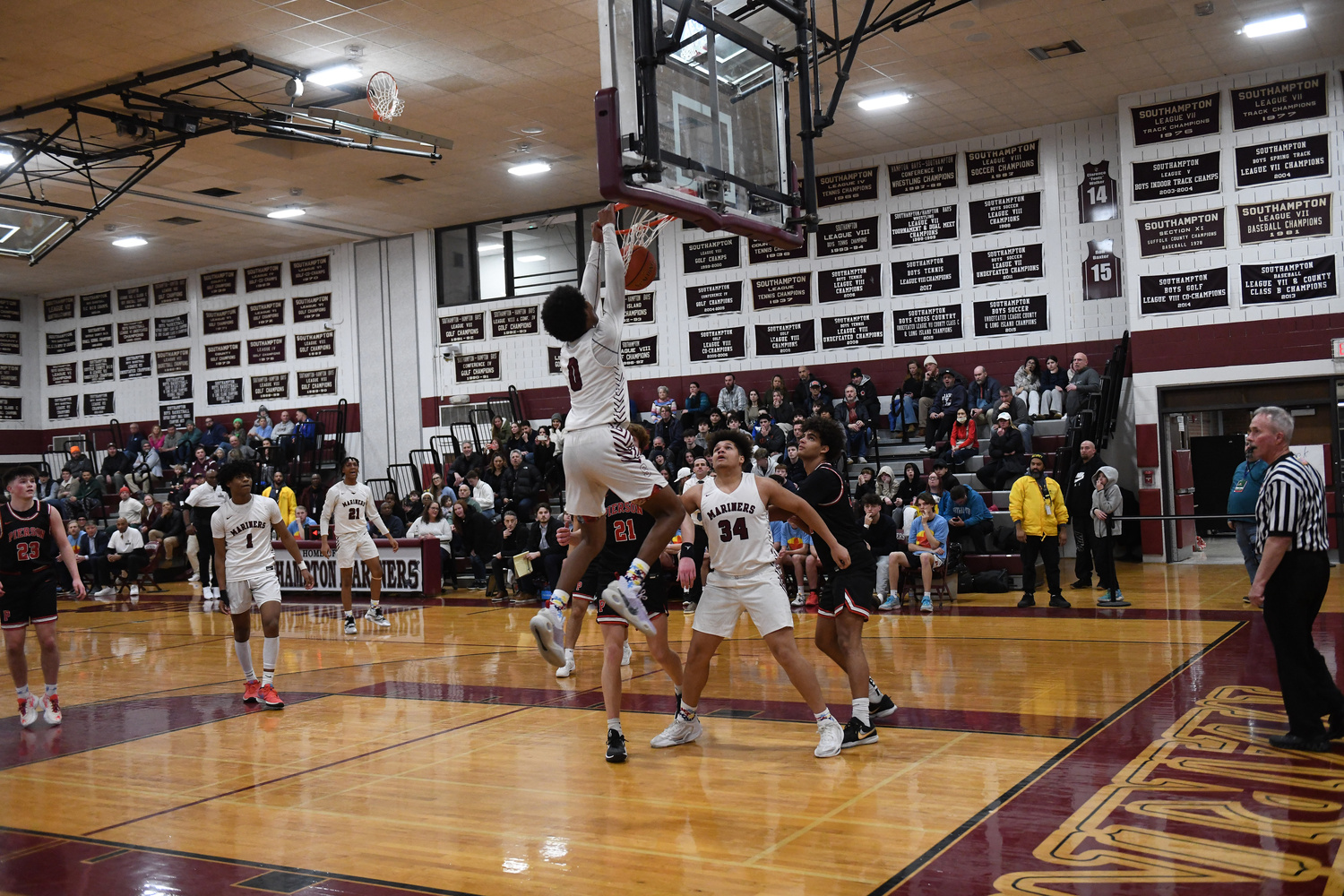 Southampton junior Naevon Williams with a massive putback jam that got things rolling on Friday night for the Mariners.   DOUG KUNTZ