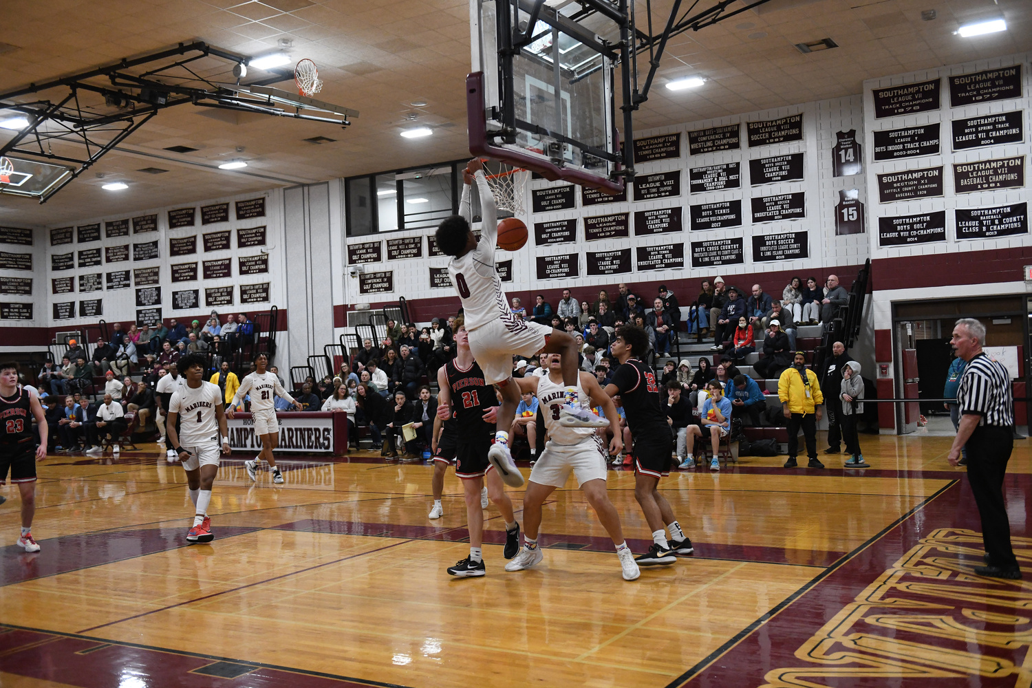 Southampton junior Naevon Williams with a massive putback jam that got things rolling on Friday night for the Mariners.   DOUG KUNTZ