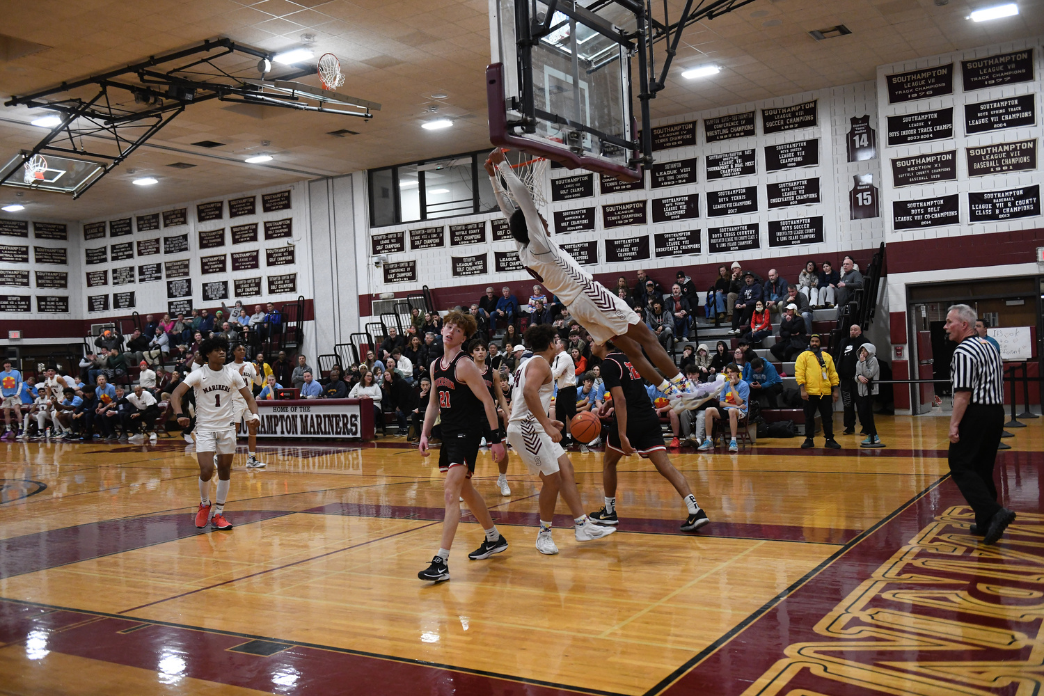 Southampton junior Naevon Williams with a massive putback jam that got things rolling on Friday night for the Mariners.   DOUG KUNTZ