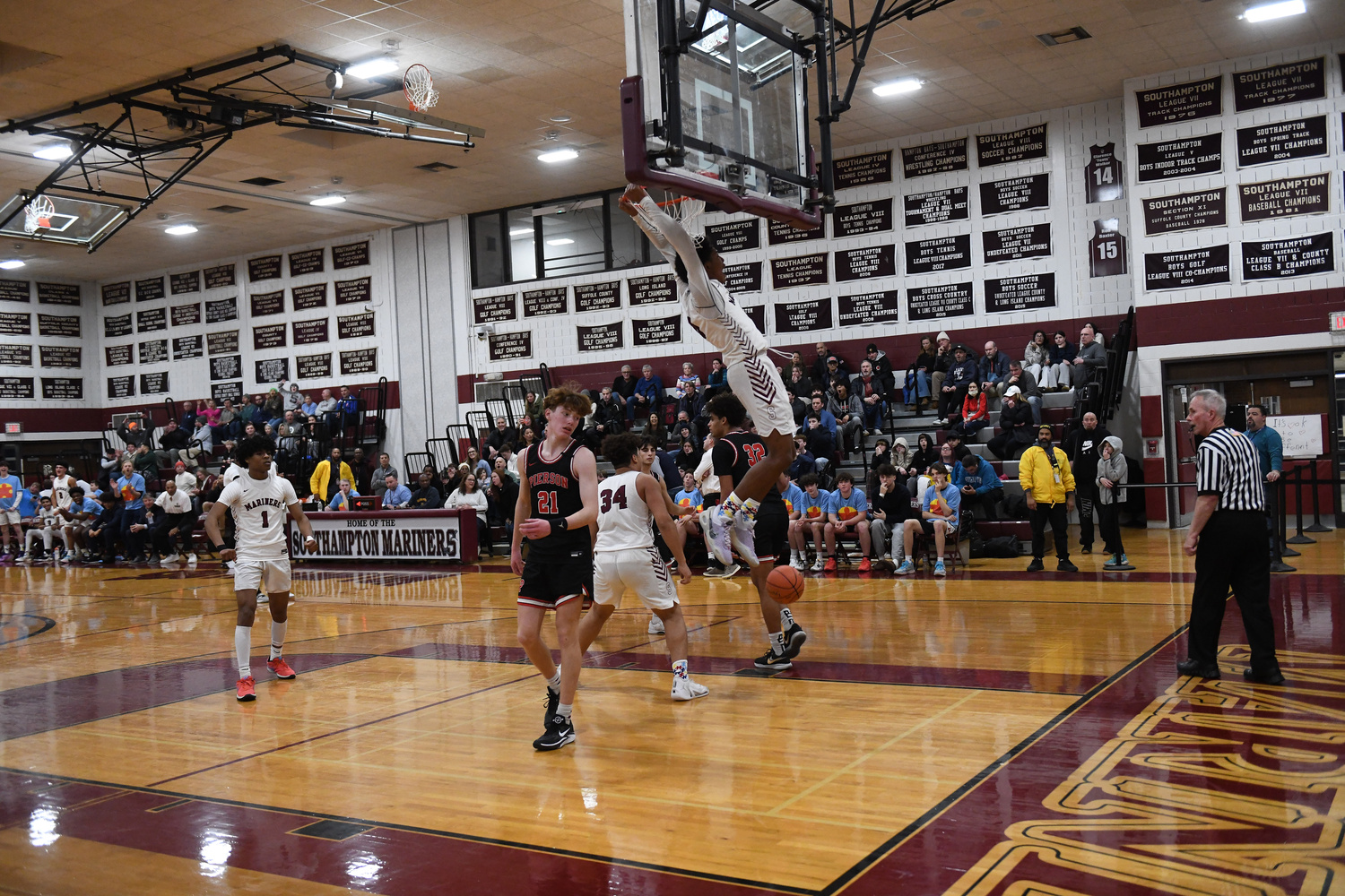 Southampton junior Naevon Williams with a massive putback jam that got things rolling on Friday night for the Mariners.   DOUG KUNTZ