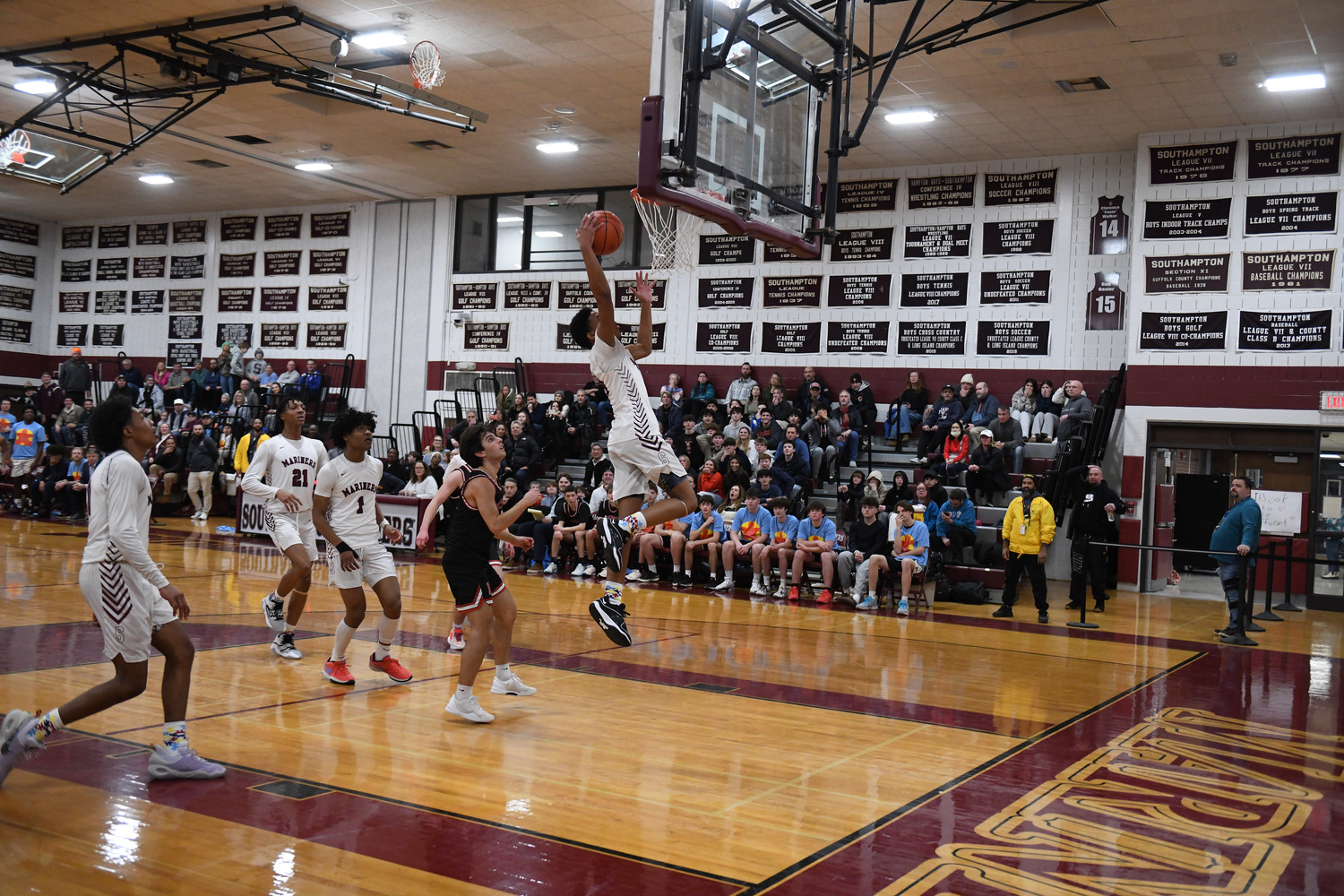 Davon Palmore with a fastbreak layup as part of the Mariners' big run in the second quarter.   DOUG KUNTZ