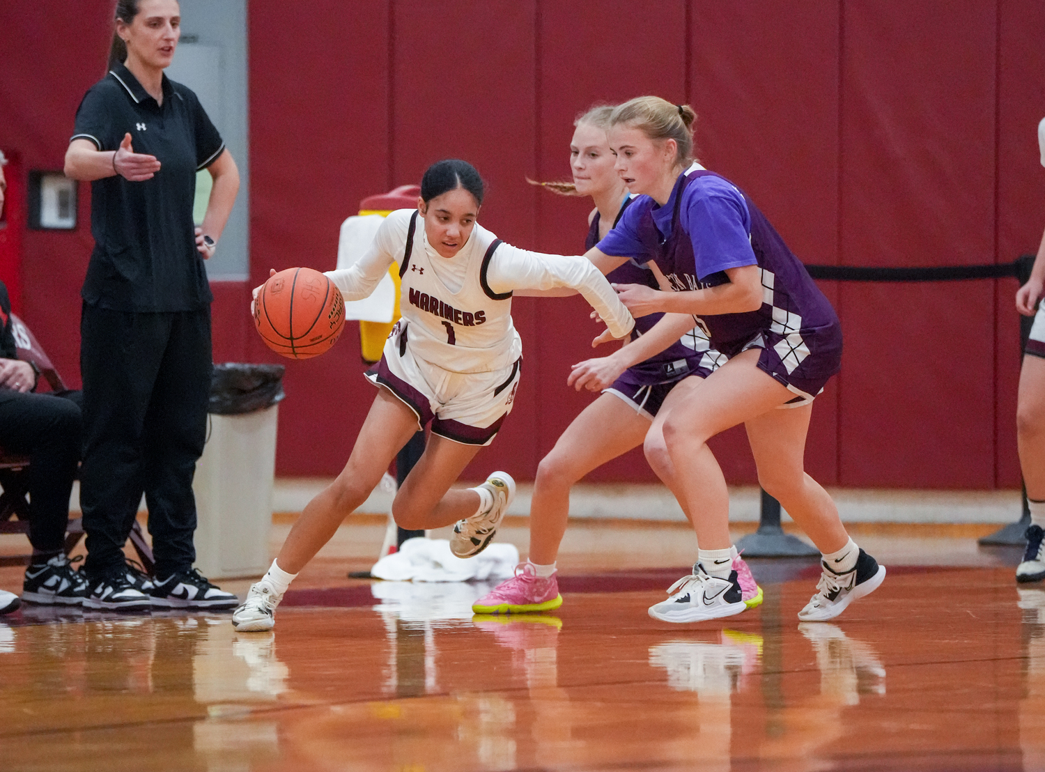 Southampton junior Daelyn Palmore drives against Hampton Bays. Palmore sprained her ankle late in Friday's game.   RON ESPOSITO/SOUTHAMPTON SCHOOL DSITRICT