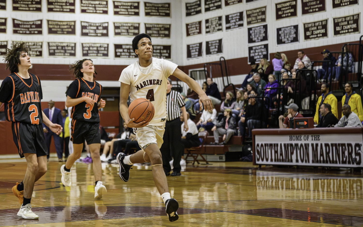 Southampton junior Davone Palmore cuffs the ball en route to an easy layup.   MARIANNE BARNETT