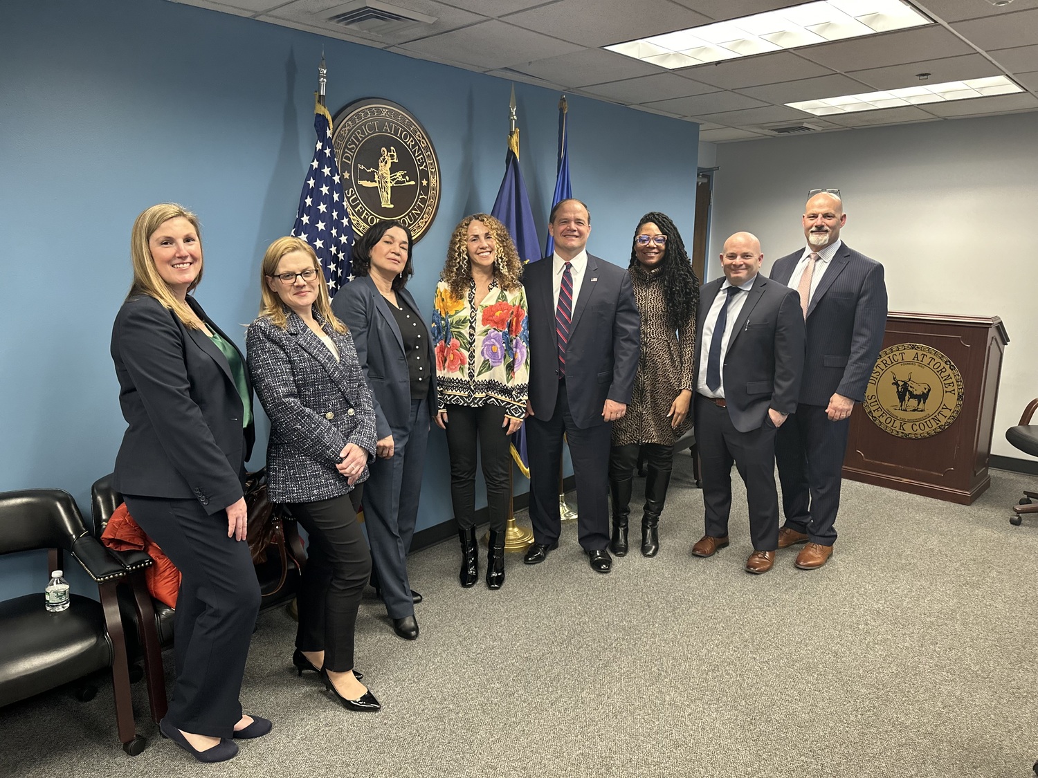 OLA Executive Director Minerva Perez, fourth from left, recently met with Suffolk County District Attorney Ray Tierney, fourth from right, along with OLA's General Counsel and Senior Policy Counsel Wanda Sánchez Day, and administrative judges of the New York State Unified Court System over two days. In their meeting with DA Tierney and key members of his staff, including investigators, domestic violence and trafficking specialists, and a community liaison, Perez and Sánchez Day
brought suggestions to the table related to language access, child sexual assault/abuse investigation practices, scam protection for prospective homebuyers, and maintaining a direct line of communication between the DA’s
office and OLA. For years OLA has been in conversation with the District Attorney’s office and the leadership of the 10 East End Police departments to understand the intricacies of these institutions’ operations, with the goal of creating more transparency and helping them better serve East End community members. COURTESY OLA