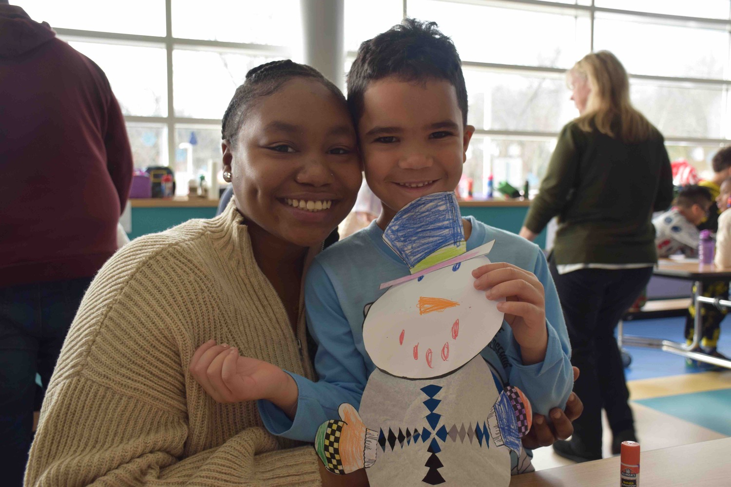 Kayson Coffey, a first grader at Tuttle Avenue Elementary School, made snowman art
with his sister, Tayah Coffey, during the school’s annual Winterfest. COURTESY EASTPORT-SOUTH MANOR SCHOOL DISTRICT