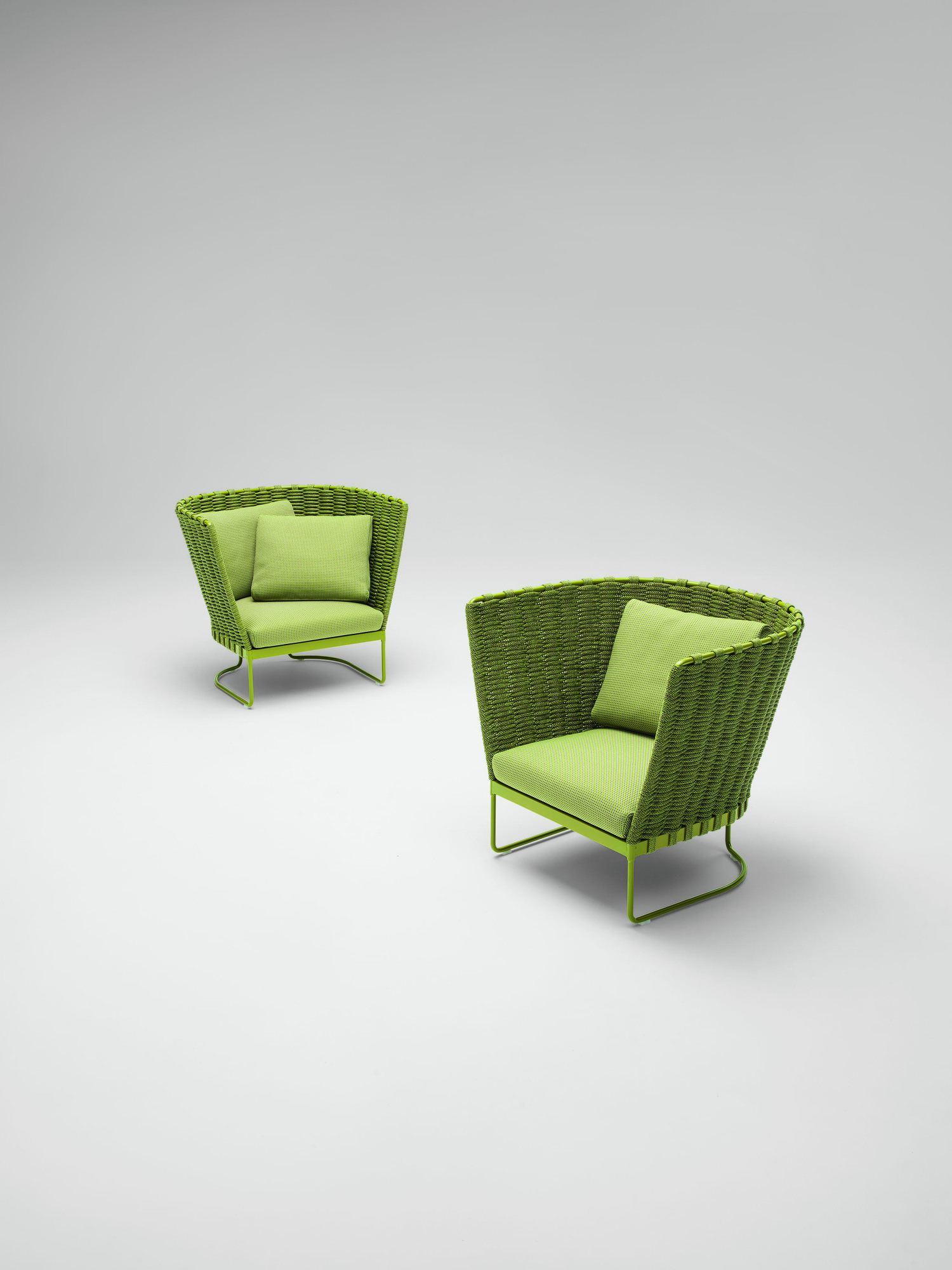 The Ami series includes chairs, armchairs and sofas, available in both the outdoor and the indoor versions. The structure is made of stainless steel and is hand woven with many kinds of Paola Lenti’s signature materials, from technical cords to tubular knits. The base features a satin finish or a matte or gloss varnishing. The seat cushion is fixed or removable depending on the item: it is made of Aerelle blue polyester fiber and stress-resistant polyurethane. The upholstery cover is available in all the outdoor and indoor fabrics in the collection. © PAOLA LENTI SRL/SERGIO CHIMENTI