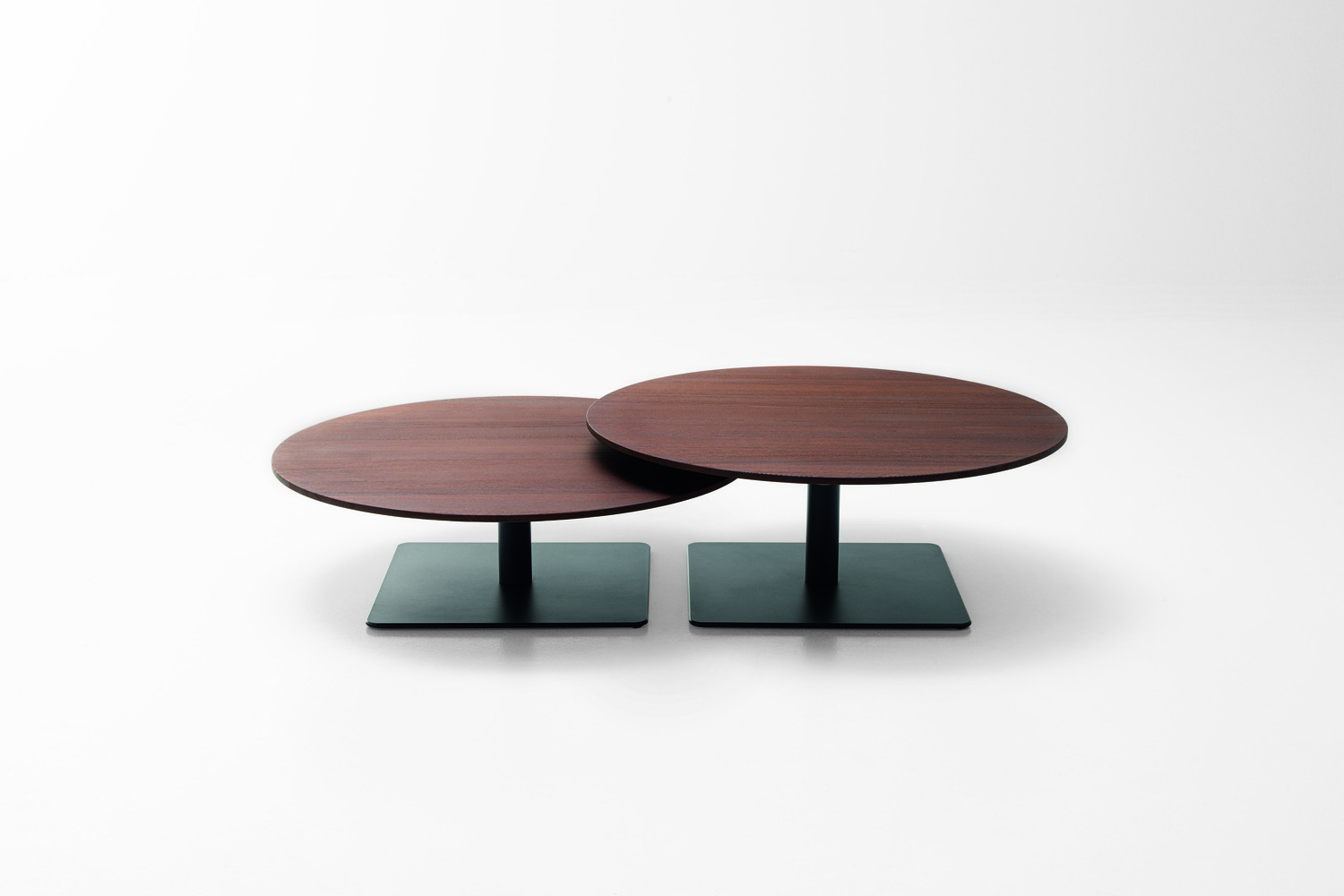 Tables and side tables with adjustable top. The base is made of aluminum, matt varnished in avorio or grafite color, and is provided with a stainless-steel warm gear for height regulation. The top is available in a wide range of exclusive materials, such as lightened concrete, Luce, Glaze, painted stoneware, Aurea Optima heartwood, Graniglia, Lias, stoneware with hand-made glass décor and Cristal. With this last top only, the base is available gloss-varnished in all the colors in the collection. © PAOLA LENTI SRL/SERGIO CHIMENTI