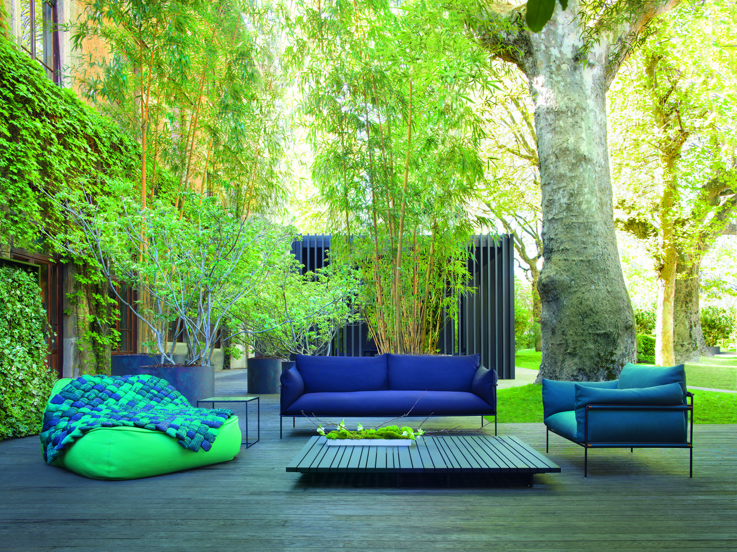 The Kabà series includes an armchair, a two-seater sofa, many sectional seating elements and a pouf. the structure is made of steel rods and plate and can be matt or gloss varnished in all the colors in the collection. Seat and back cushions and armrests are padded with Aerelle blue polyester fiber and stress-resistant polyurethane. The upholstery cover is removable and available in all the Paola Lenti’s exclusive signature outdoor fabrics. Kabà has been awarded the German Design Award 2017 in the Gardening and Outdoor Living category. © PAOLA LENTI SRL/SERGIO CHIMENTI