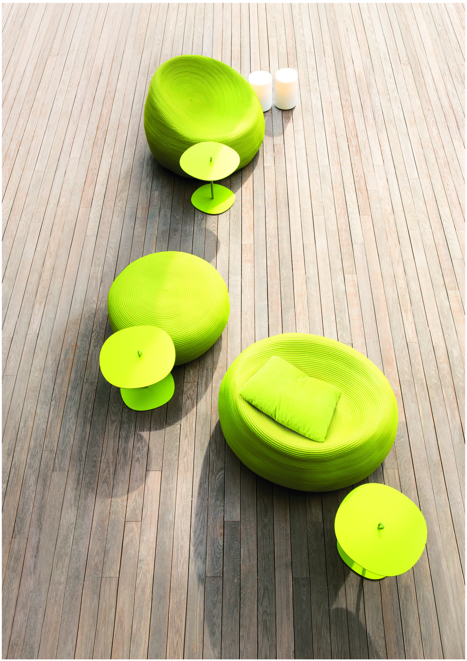 Poufs available in different shapes and dimensions. The padding is made of polypropylene microspheres contained in a fixed, three-dimensional polyester fabric cover. The upholstery cover is removable and sewn with a spiral-like pattern using Rope cord, in solid or in two-color combinations, or Twiggy cord in mélange colors, both Paola Lenti’s exclusive materials conceived for the outdoors. © PAOLA LENTI SRL/SERGIO CHIMENTI
