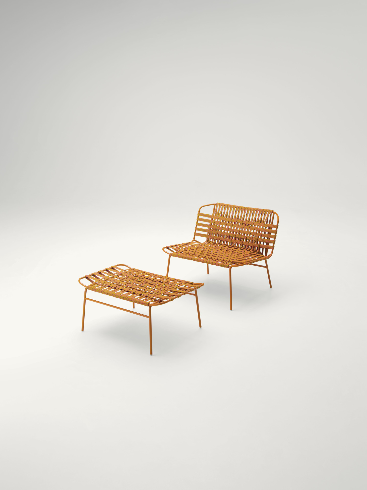 The Telar series includes chairs with and without armrests, a lounge chair, a two-seater sofa, a chaise longue, a sun bed and a pouf. The structure is made of gloss varnished stainless steel, the upholstery is fixed and hand woven using elastic belts of different dimensions covered with a braid in Rope yarn. This structural weave is available in two different versions, which are produced with elastic belts with two different dimensions. The Telar series has been awarded with the Red Dot Best of the Best Award and has been finalist for the NYCxDesign Awards, both in 2020. © PAOLA LENTI SRL/SERGIO CHIMENTI