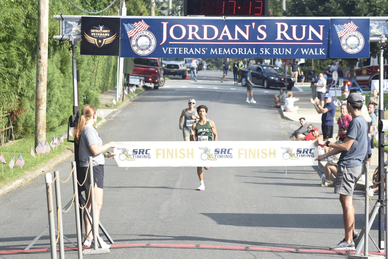 Edmar Gonzalez-Nateras overtakes Nicholas Ellenoff down the final stretch.   DREW BUDD