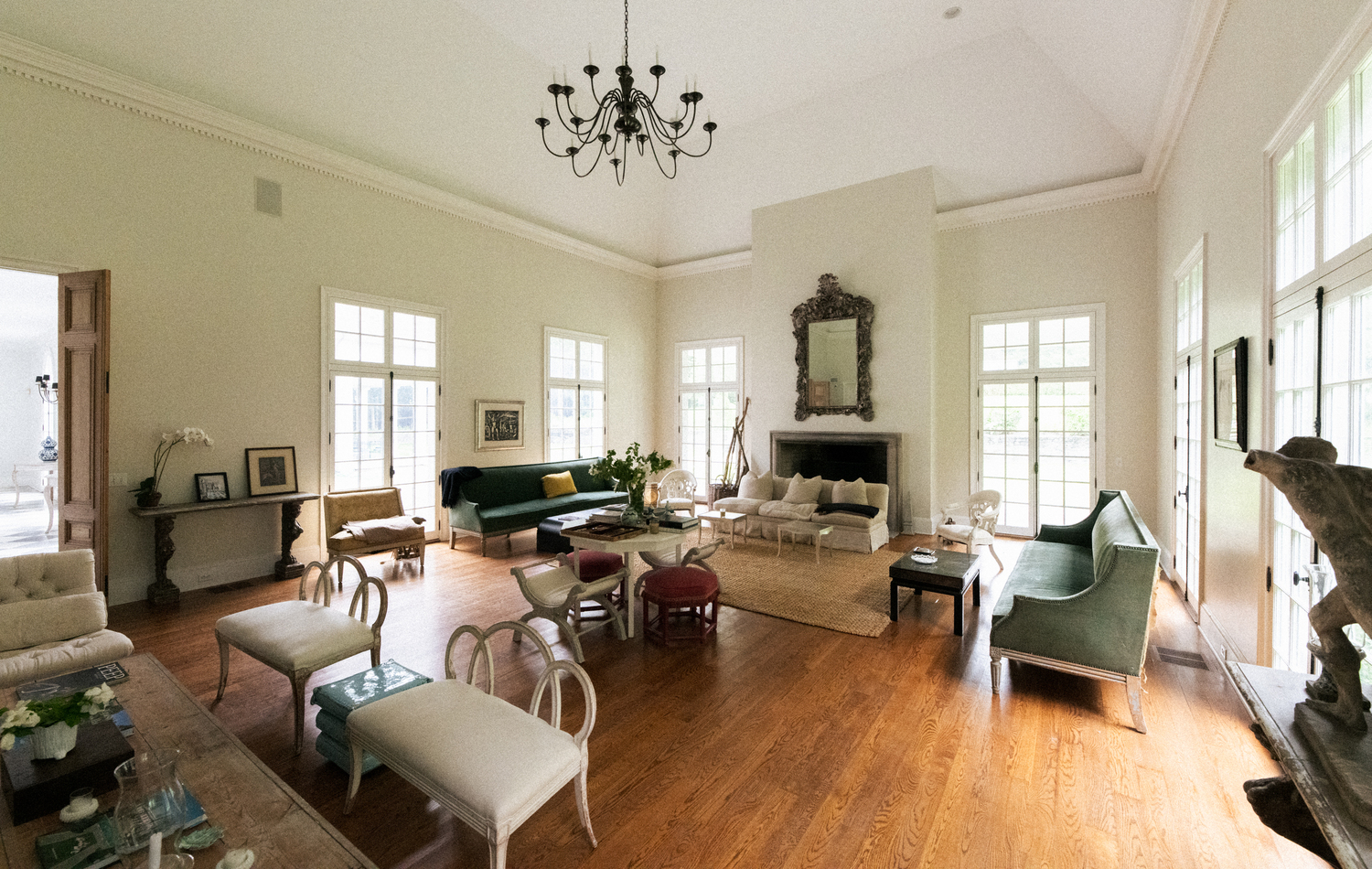 The vast sitting room displays eclectic and classical design. MACRAE MARRAN