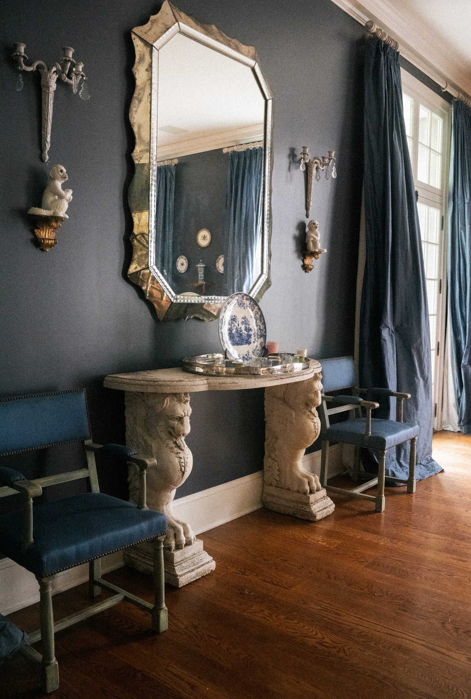 A strong wall coloring makes this antique mantle shine with boldness. MACRAE MARRAN