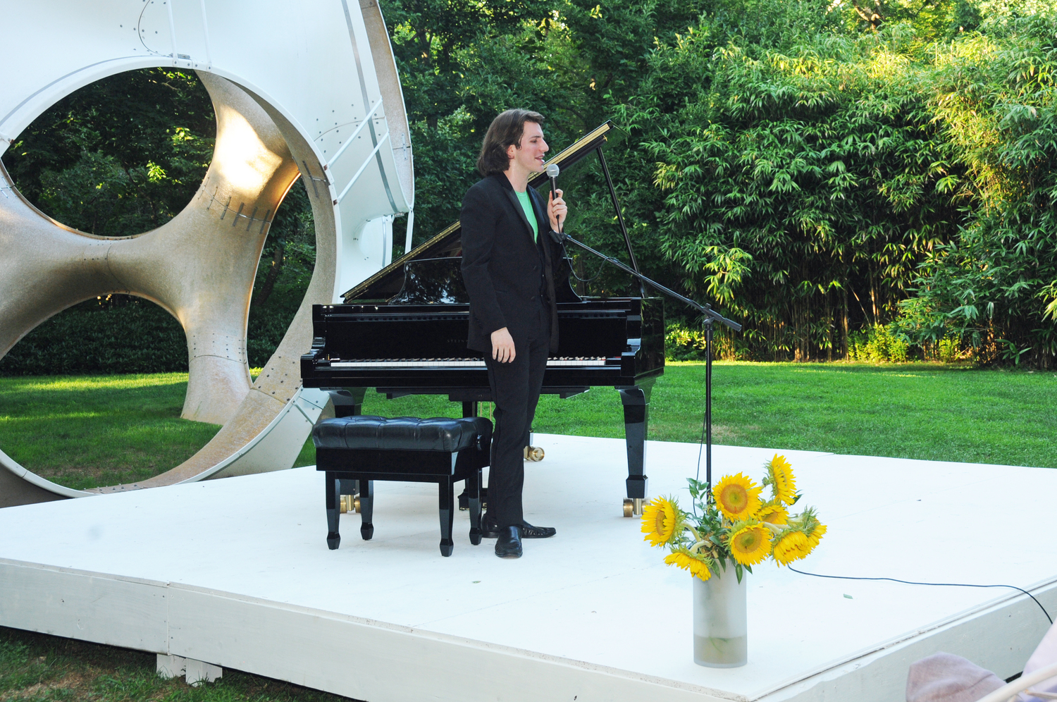 Pianist Llewellyn Sanchez-Werner during a previous LongHouse Reserve performance. © RICHARD LEWIN