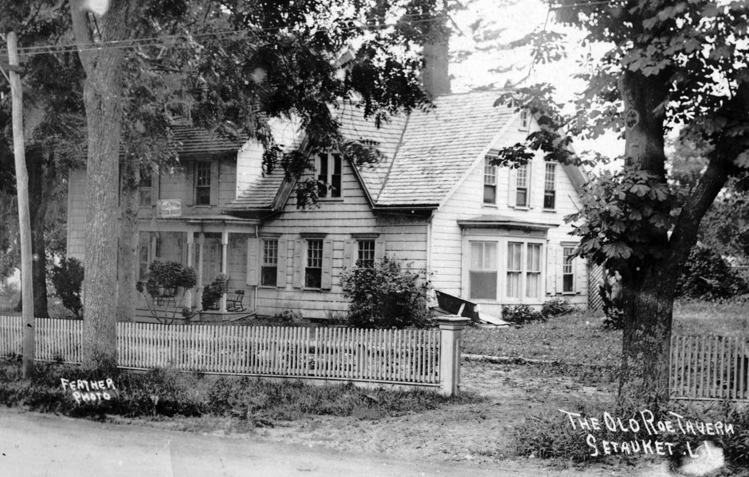 Old Roe Tavern. COURTESY EAST HAMPTON LIBRARY LONG ISLAND COLLECTION