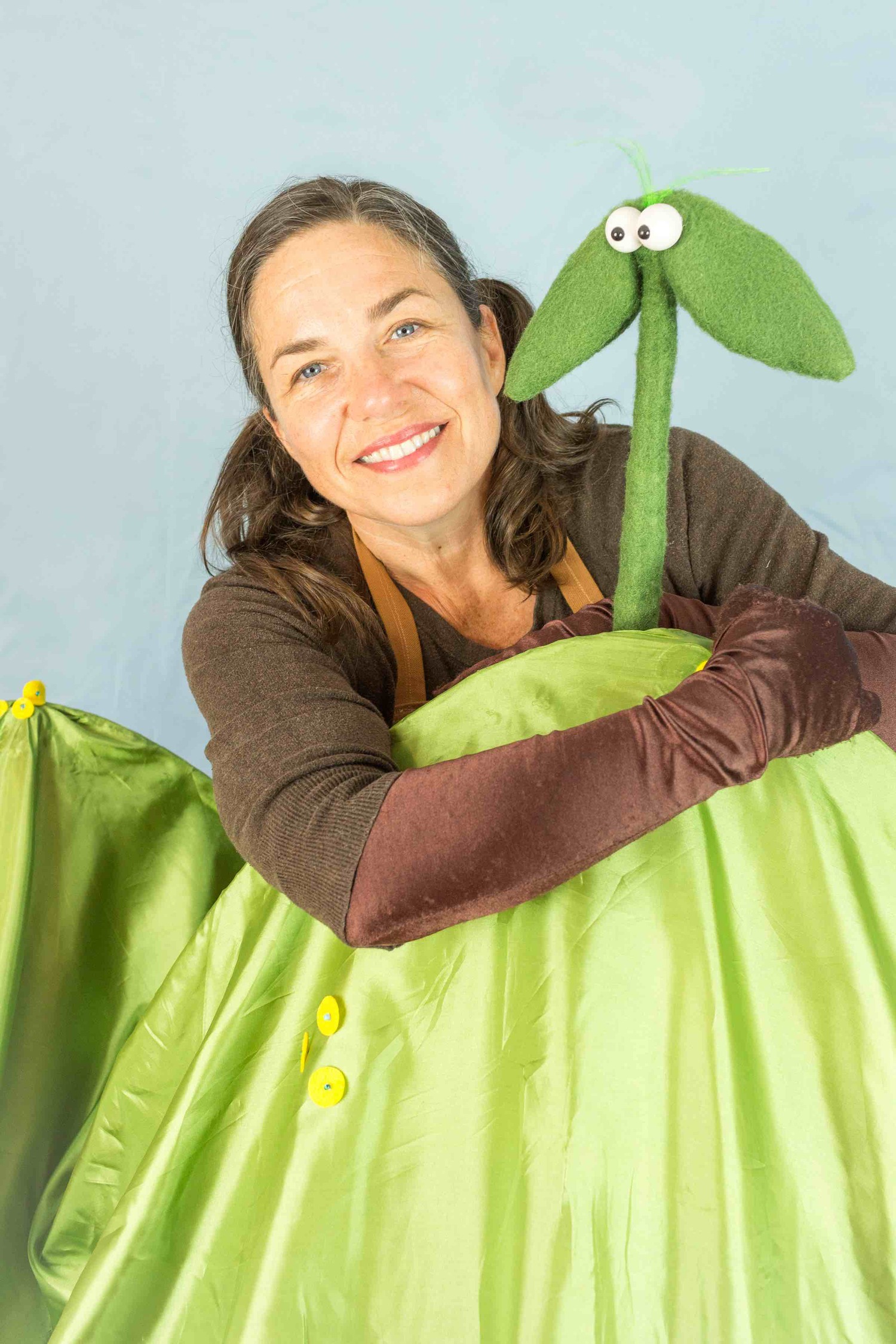 Liz Joyce of Goat on a Boat Puppet Theatre performs “The Chicken Show & Puppet Making Workshop” at LTV Studios on August 19. LINDSAY MORRIS