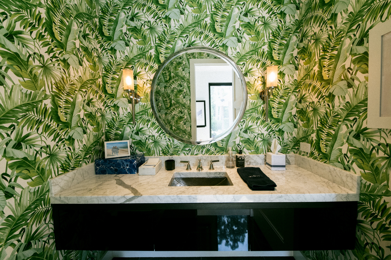 Jungle wallpaper heightens a guest bathroom. MACRAE MARRAN