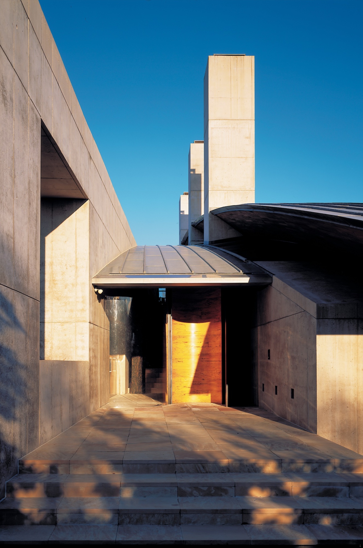 Highway Behind the Pond in East Hampton — designed by Rafael Vinoly Architects and built by Telemark — is composed almost entirely of concrete and has stood strong on the oceanfront since the early 1990s. MARIO NOVAK