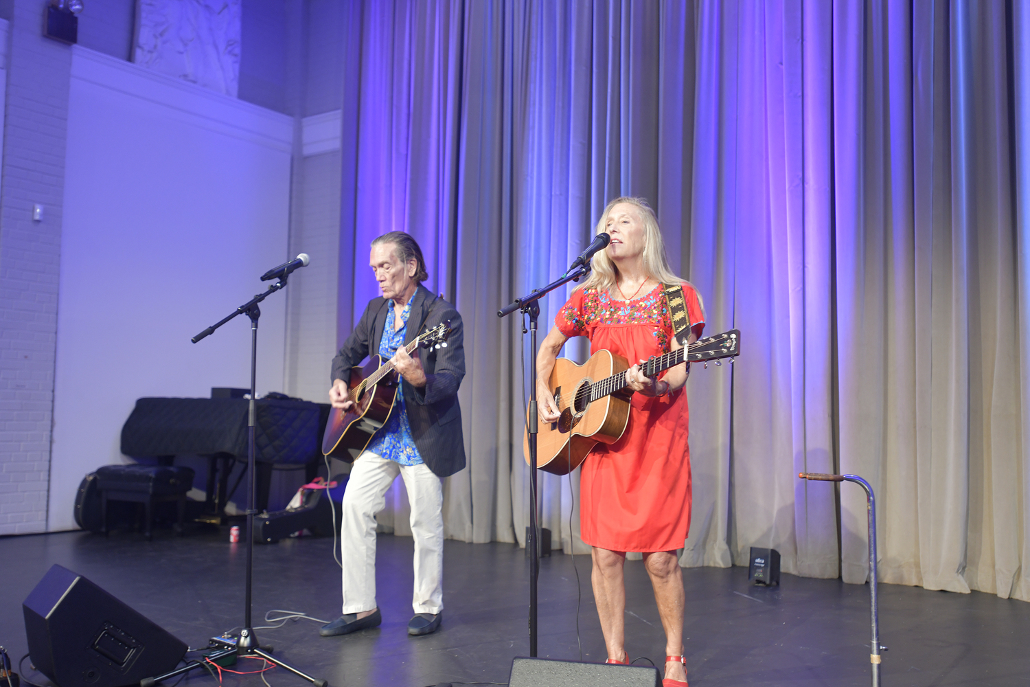 G.E. Smith and Taylor Barton perform at the Evelyn Alexander Wildlife Rescue Center 