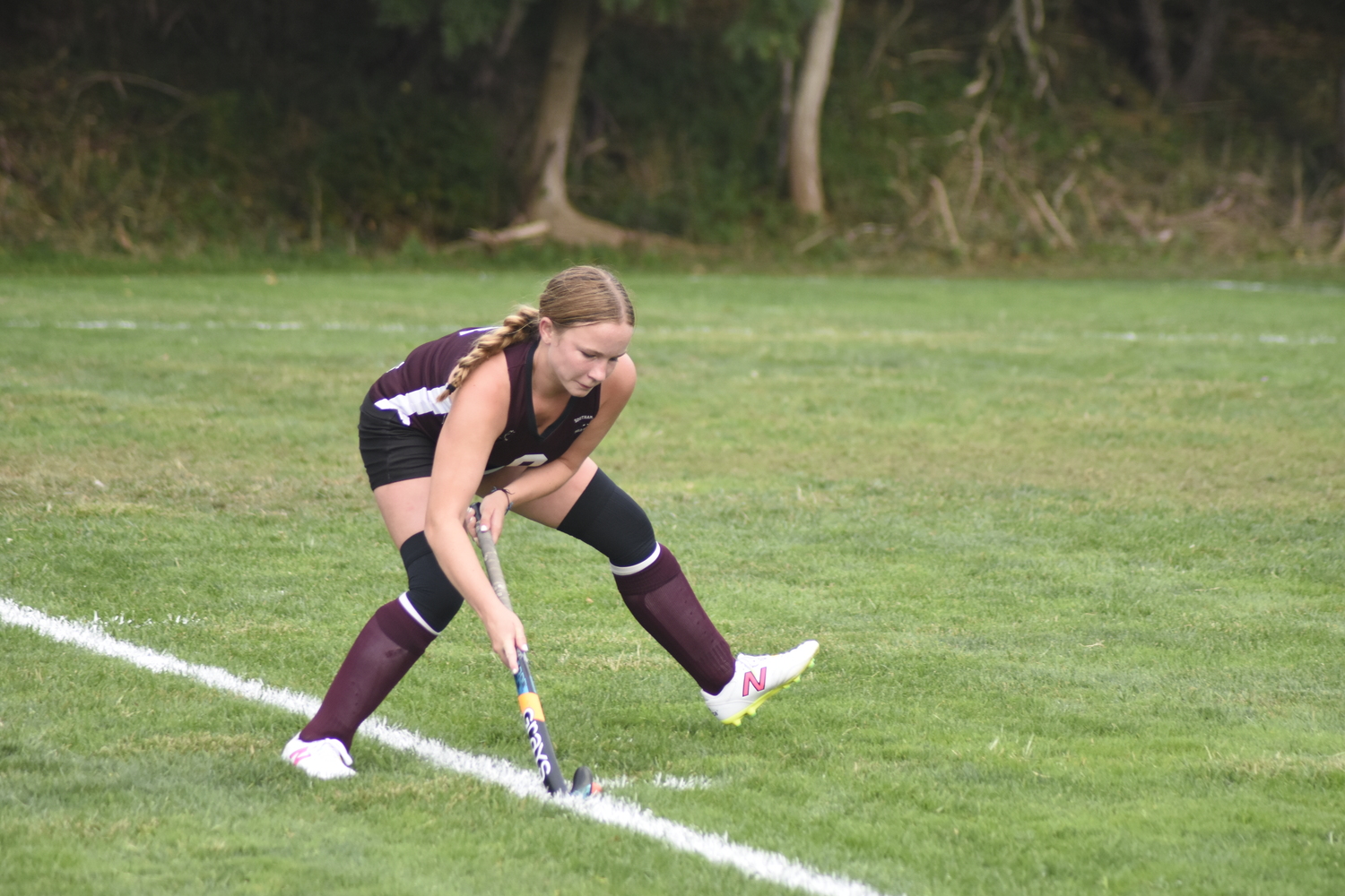 Southampton sophomore Carlie Kreymborg sends a corner.   DREW BUDD