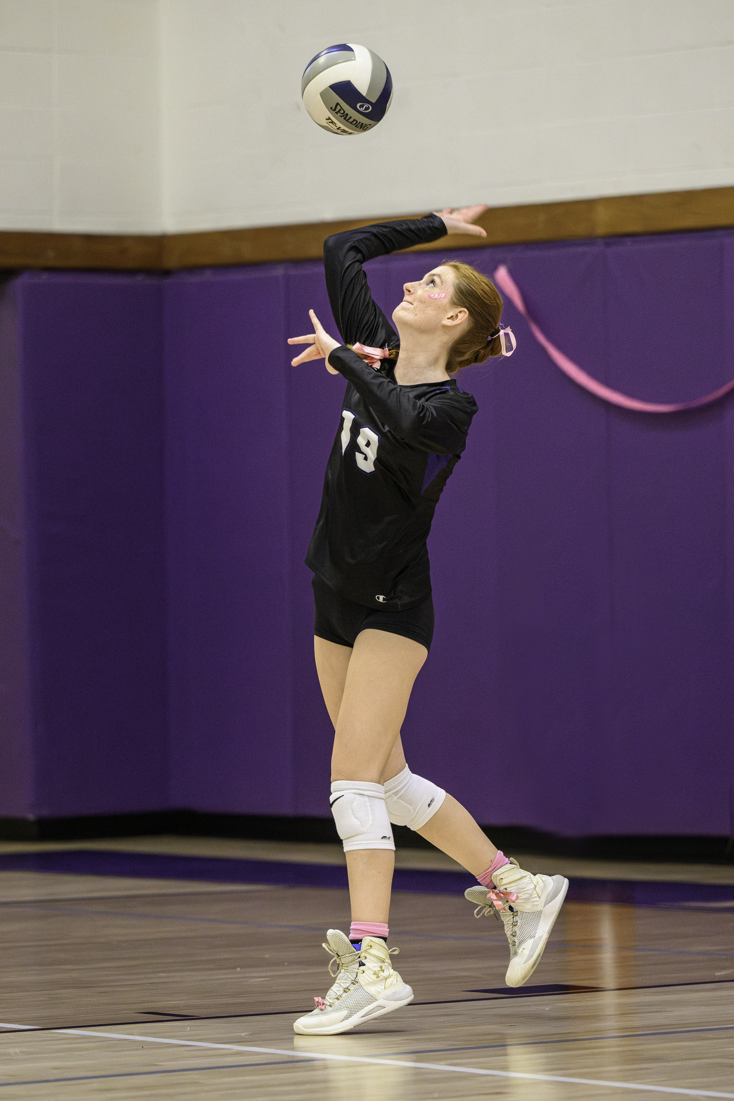 Junior middle blocker Shea Egan serves. MARIANNE BARNETT