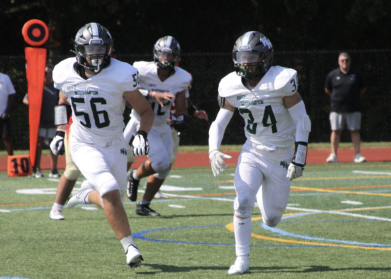 Freshman defensive end Sonny Hebberd and senior middle linebacker James Sarno race toward a play. DESIRÉE KEEGAN