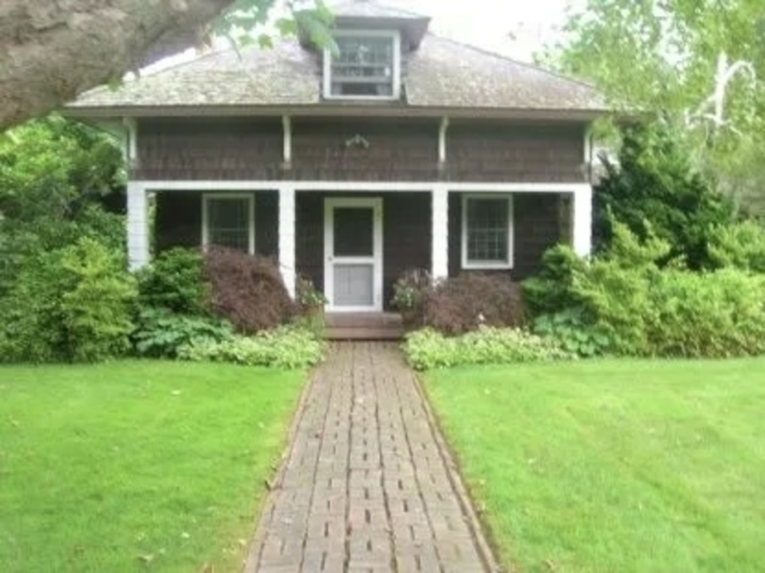 The original cottage at 13 Ochre Lane, built in the late 19th or early 20th century as part of the artists colony that sprang up around art classes taught by William Merritt Chase and become known as the Art Village. The cottage was razed earlier this summer without a demolition permit.