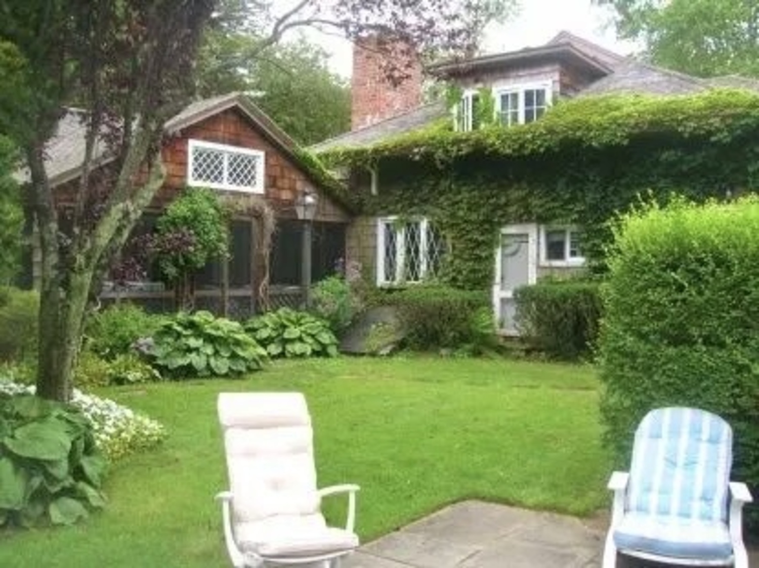 The original cottage at 13 Ochre Lane, built in the late 19th or early 20th century as part of the artists colony that sprang up around art classes taught by William Merritt Chase and become known as the Art Village. The cottage was razed earlier this summer without a demolition permit.