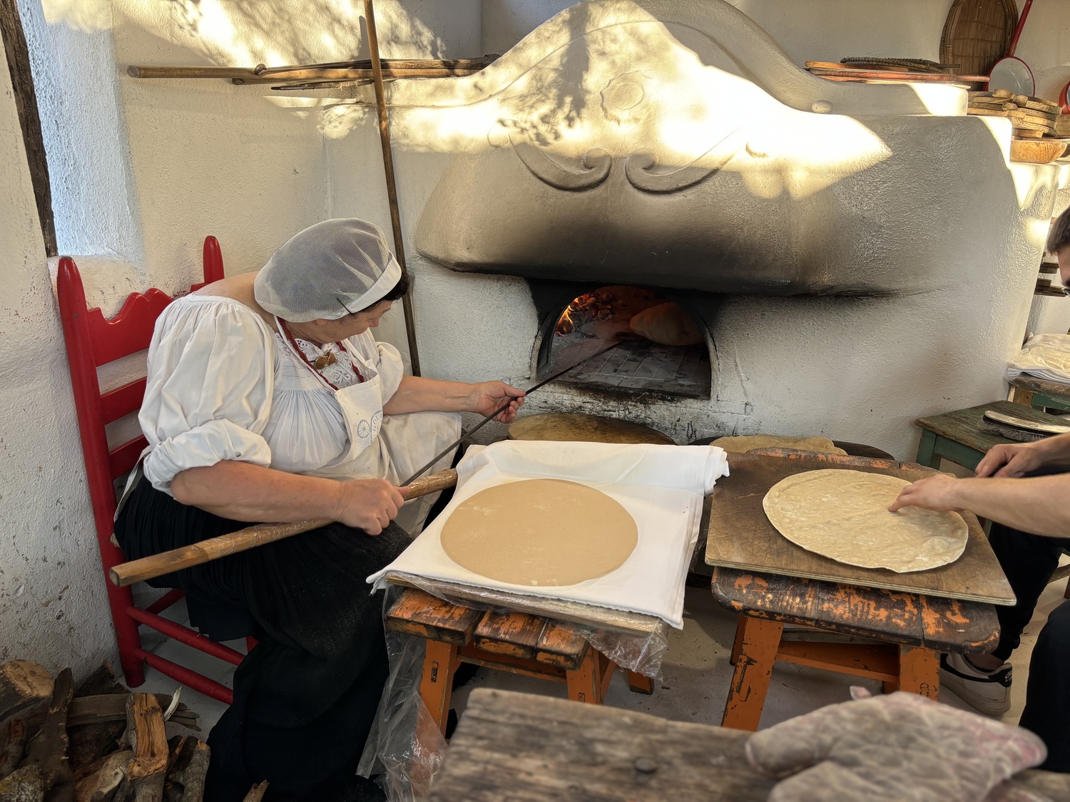 Bread making in Su Gologone.