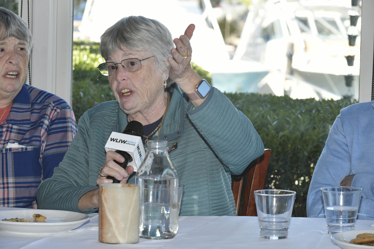 Audience member Gail Murcott asks a question.  DNAA SHAW