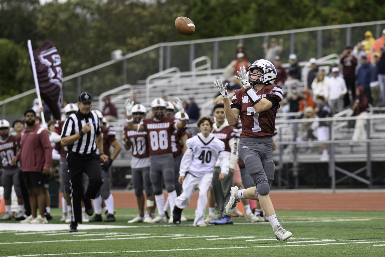 Livs Kuplins catches a perfect pass from quarterback Theo Ball for the Bonackers second touchdown of the first quarter.   MARIANNE BARNETT