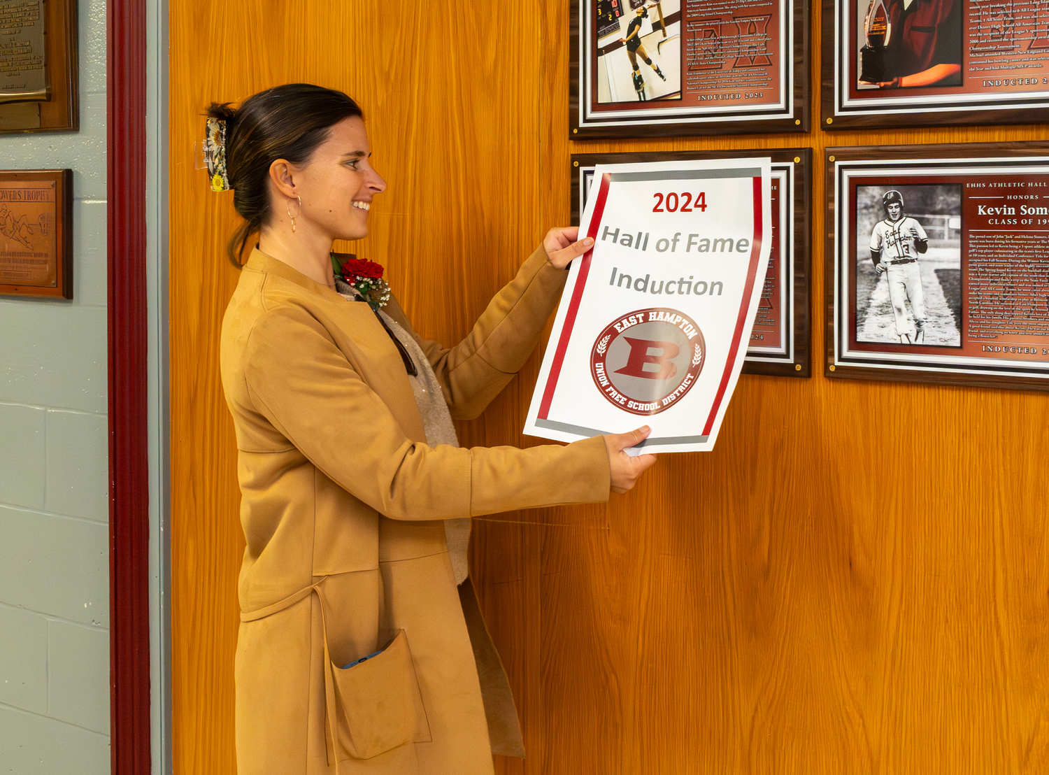 Cole Brauer about to unveil her Hall of Fame plaque.   RON ESPOSITO