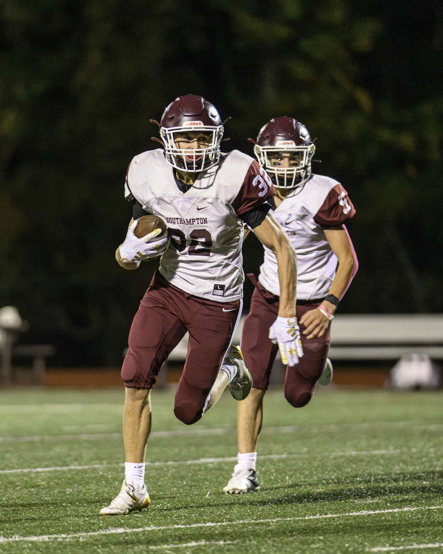 Southampton senior Hudson Fox takes a handoff from senior quarterback Travis Kreymborg and gains some yards. MARIANNE BARNETT