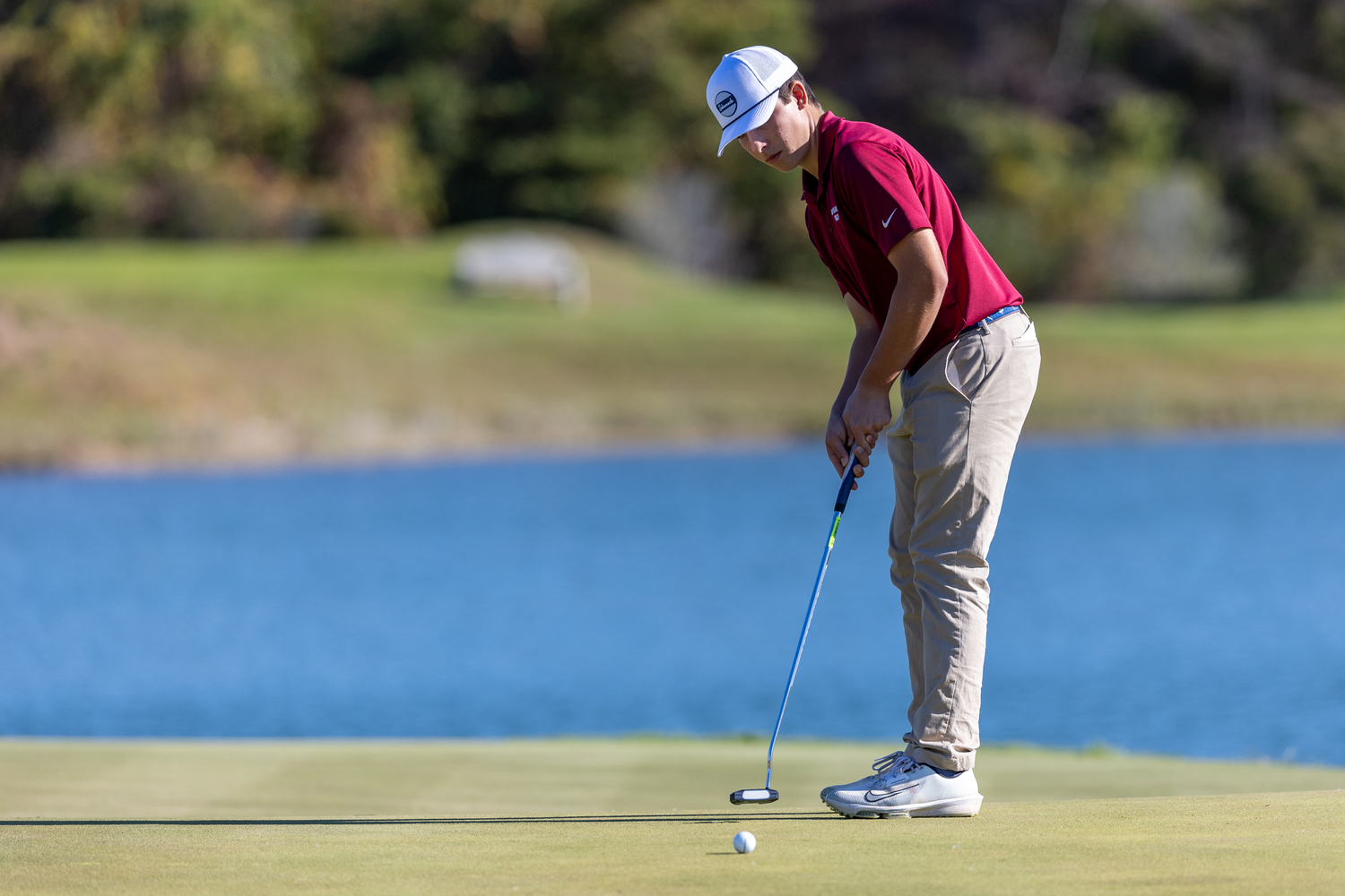 Southampton junior Colin DiLaleo putts.   RON ESPOSITO