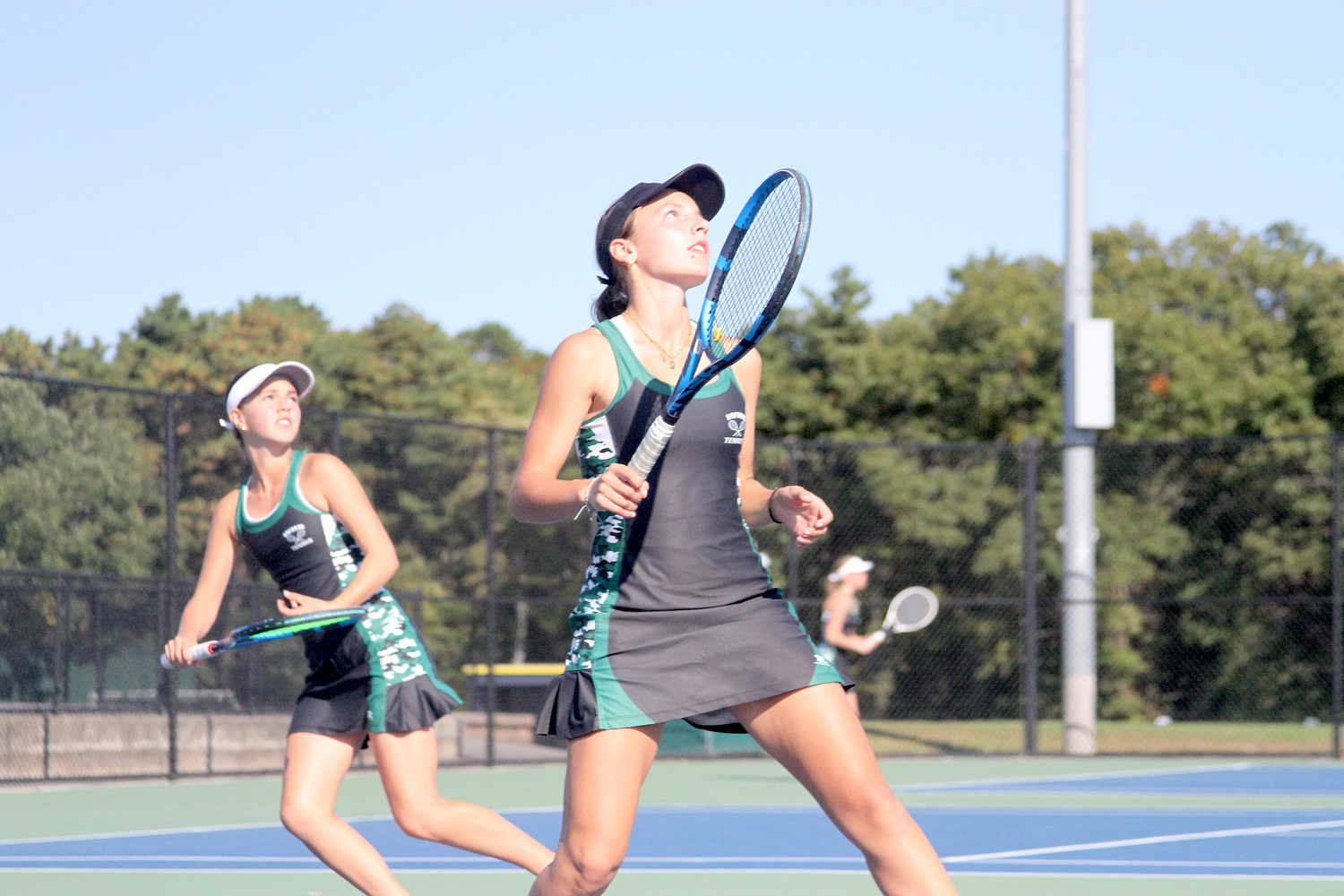 Eight-grader Gabby Arango and sophomore Zoë Grellet-Aumont. DESIRÉE KEEGAN