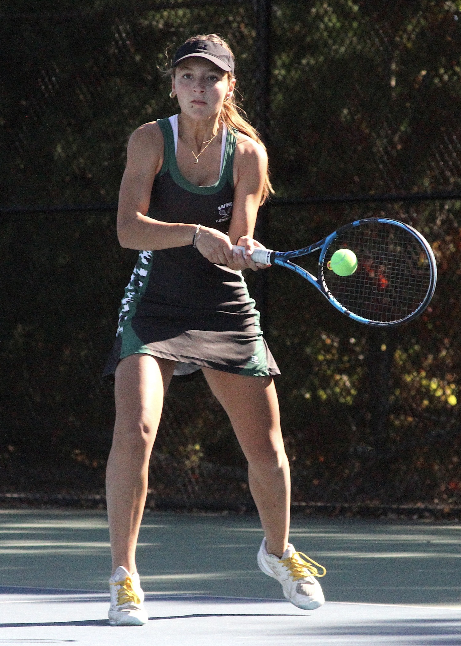 Sophomore Zoë Grellet-Aumont returns a serve. DESIRÉE KEEGAN