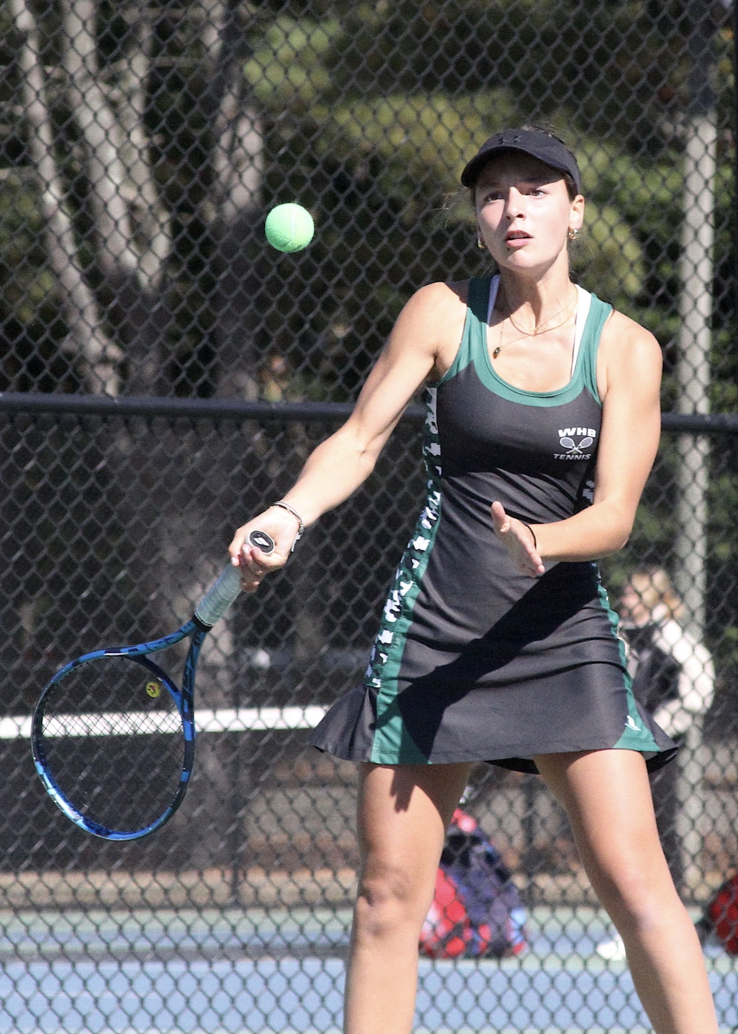 Sophomore Zoë Grellet-Aumont keeps her eyes on the ball DESIRÉE KEEGAN