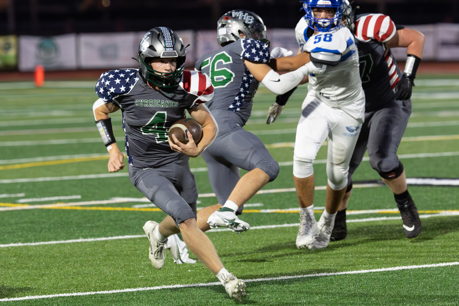 Sophomore quarterback Jake Calloway breaks away with the ball. RON ESPOSITO