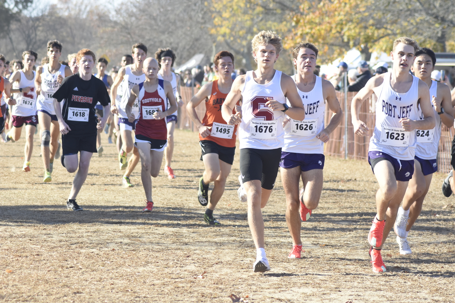 Southampton senior Christian Duggal starts the race at the head of the pack.   DREW BUDD