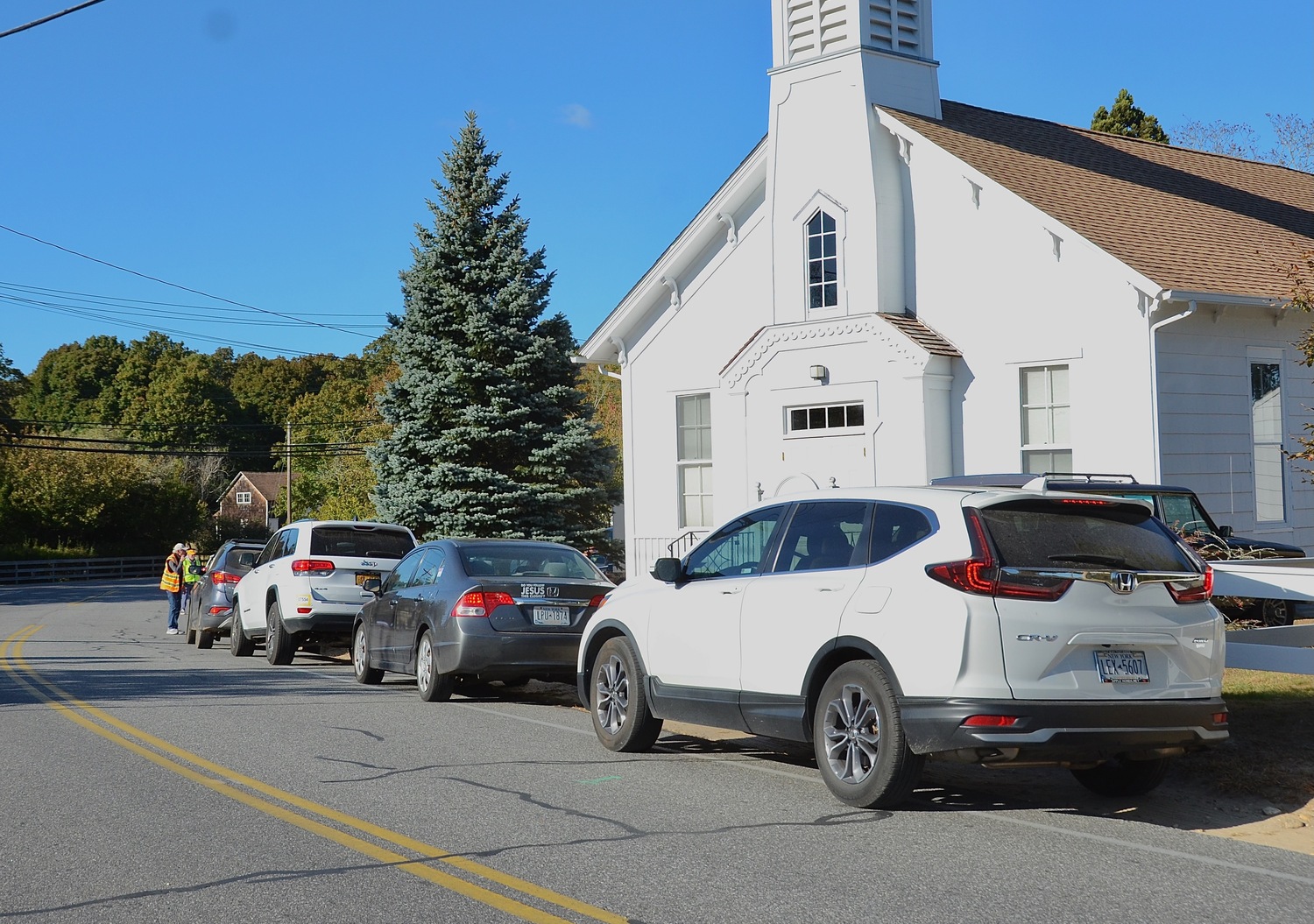 Cars line up for groceries at the Springs Food Pantry. KYRIL BROMLEY