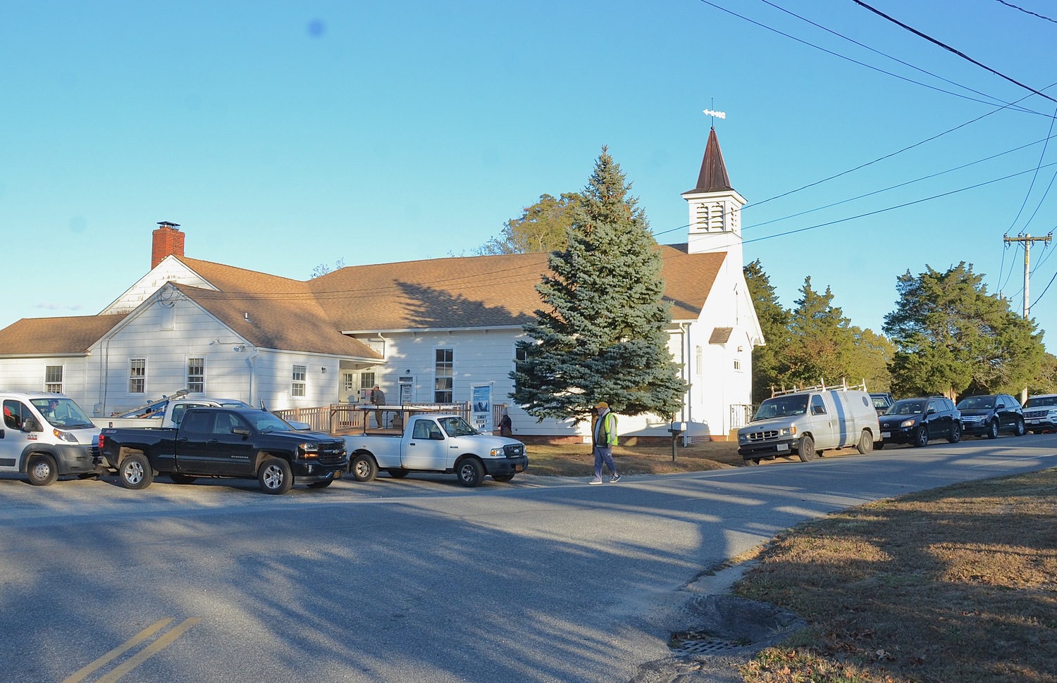 Cars line up for groceries at the Springs Food Pantry. KYRIL BROMLEY