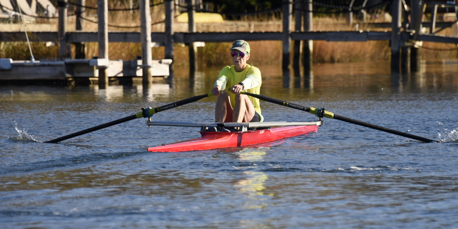 Sinéad FitzGibbon of the Luv Michael team rowing a single scull in beautiful ballet-like form.  MICHAEL MELLA