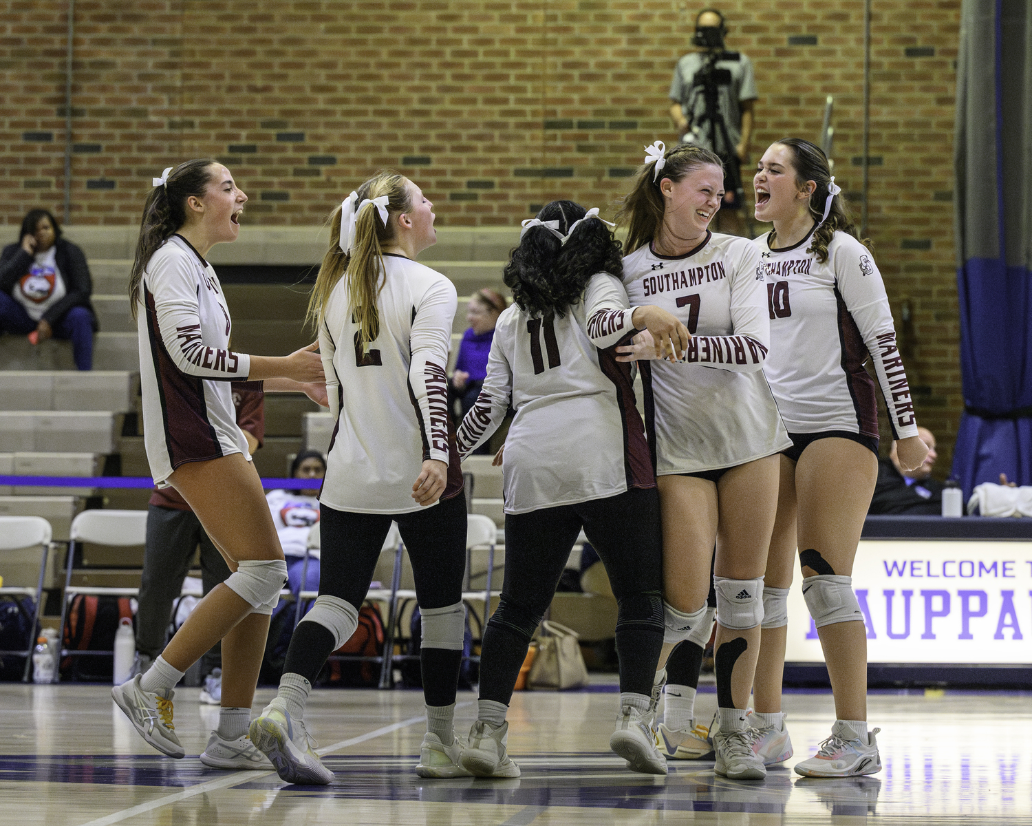 The Mariners celebrate a point.   MARIANNE BARNETT