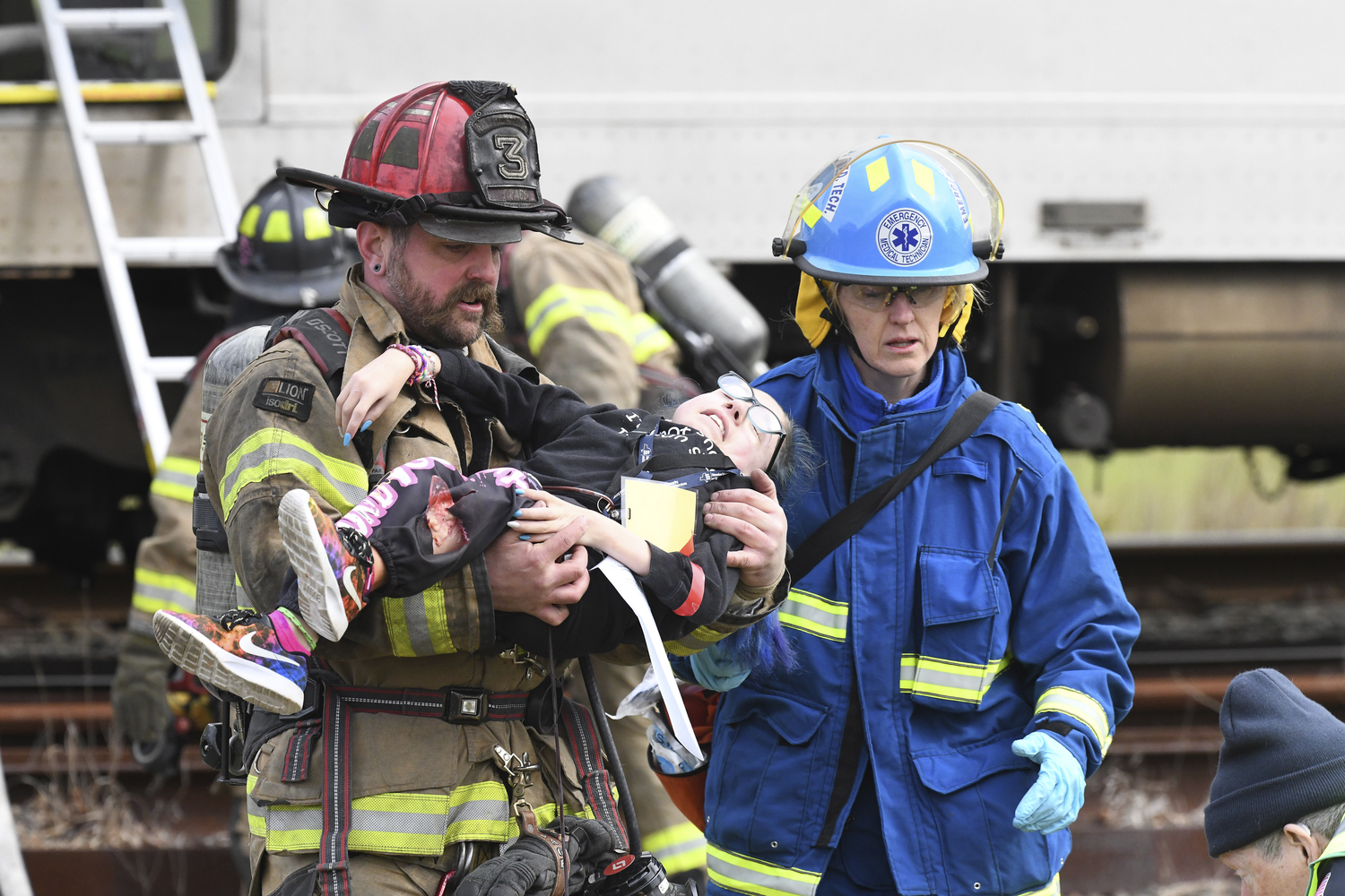 April 25 -- A full-scale mass casualty incident drill involving a train mishap was held on April 21 in Amagansett. The drill was organized in conjunction
with the East Hampton Town Chiefs Association, Stony Brook Southampton Hospital and the Metropolitan Transportation Authority/Long
Island Rail Road. All emergency services that serve East Hampton Town were invited to participate, including fire, EMS and police. Actors
played patients, some of whom were transported by ambulances to Stony Brook Southampton Hospital. DOUG KUNTZ