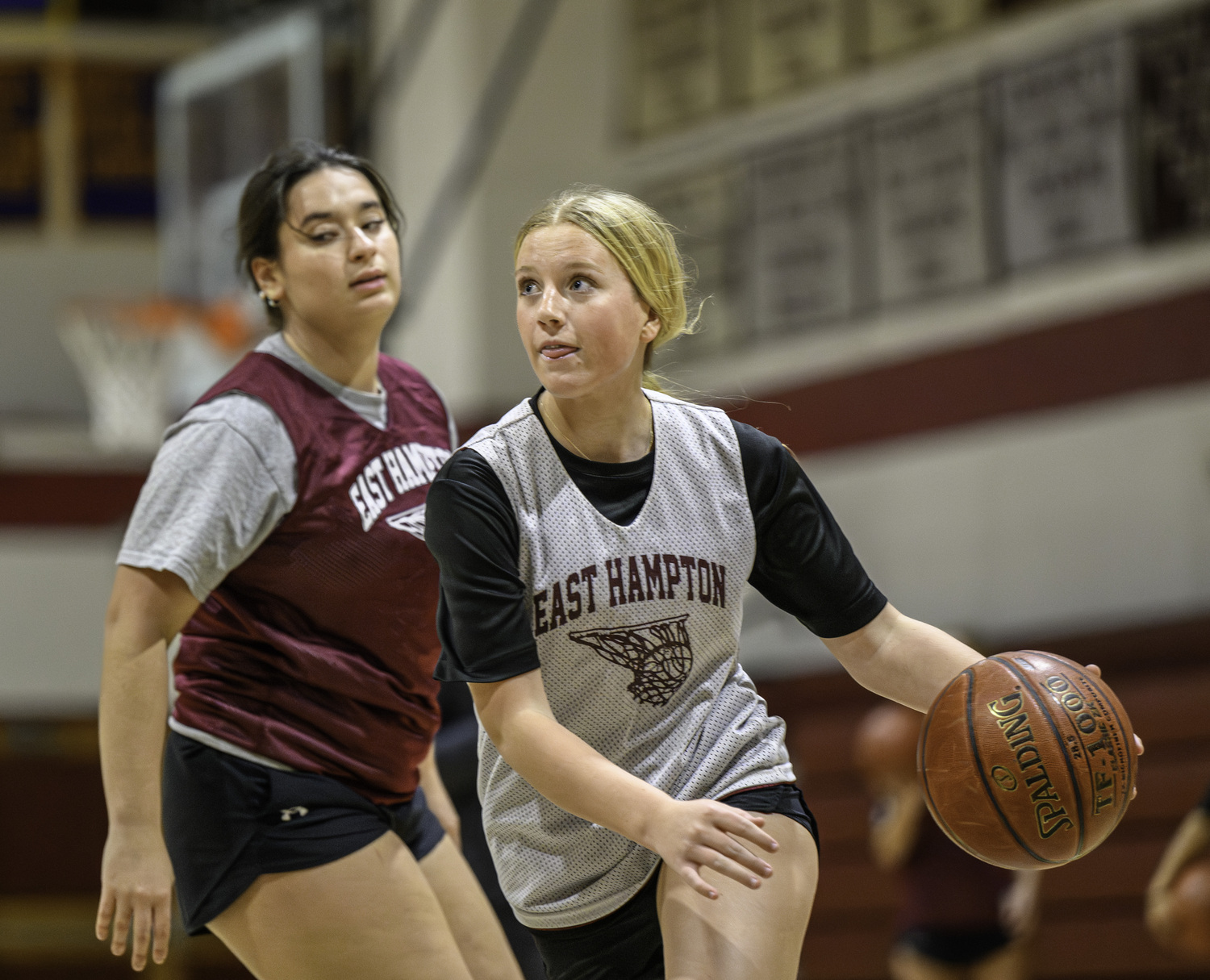 Lydia Rowan dribbles around teammate Saffron Zeff.   MARIANNE BARNETT