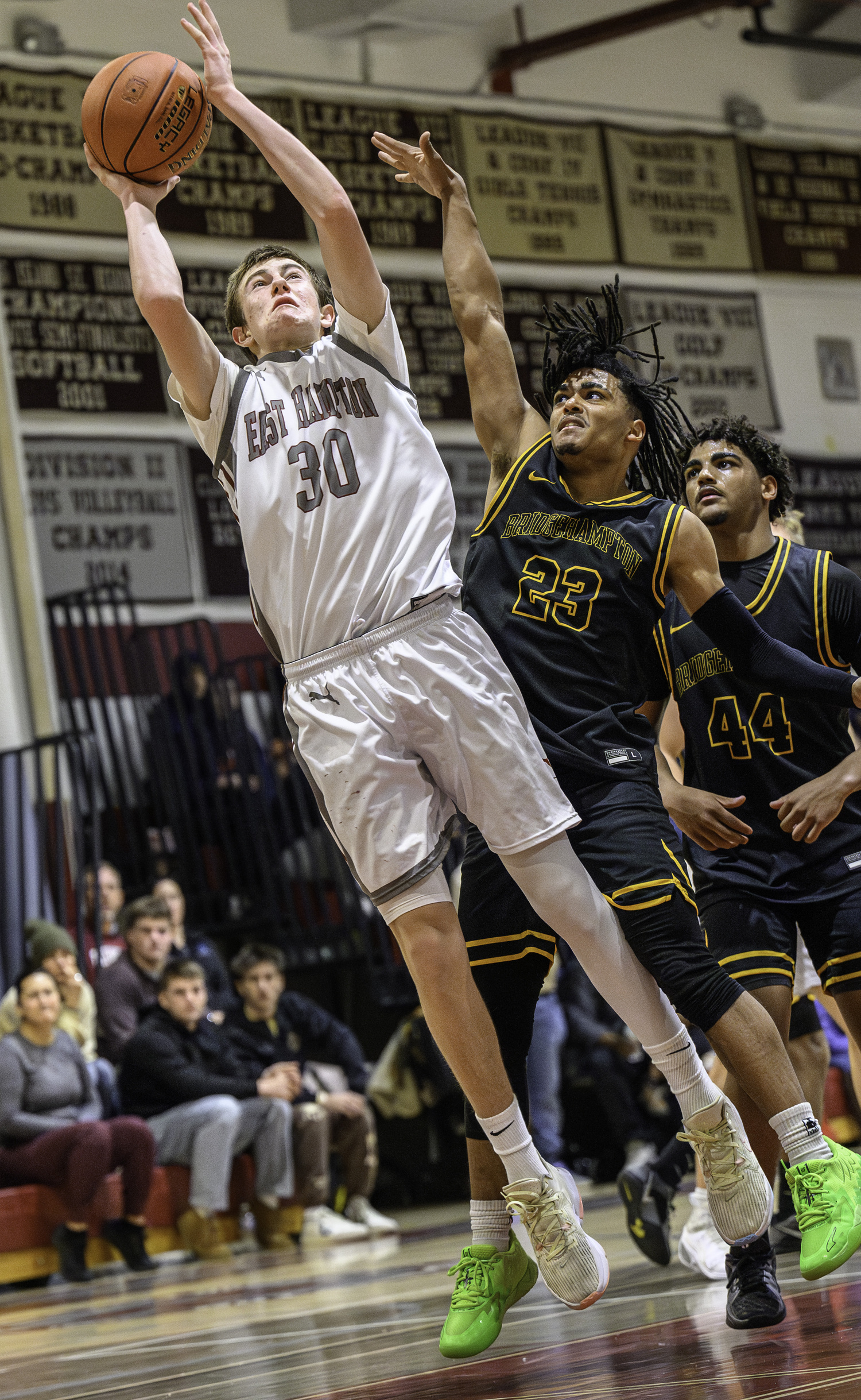 East Hampton's Tyler Persan avoids Bridgehampton's Jaylen Harding and scores.  MARIANNE BARNETT