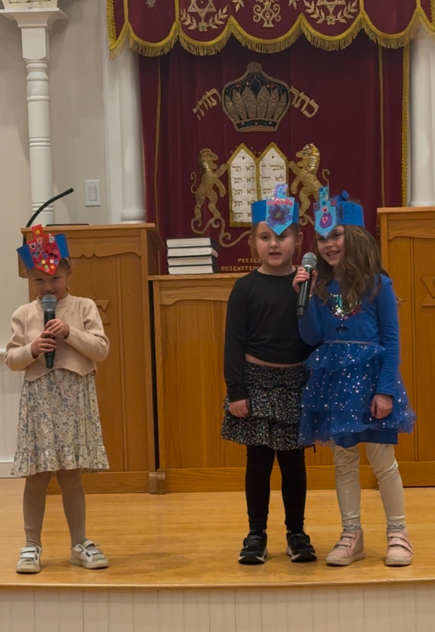 Temple Adas Israel welcomed families and friends for its annual multigenerational Hanukkah celebration, “Keep Shining.” The festive afternoon at the Sag Harbor synagogue brought together all ages to enjoy the joy and meaning of the Festival of Lights.
The celebration featured arts and crafts for children and a Hanukkah skit performed by the Hebrew School students. All gathered to sing candle-lighting blessings with Rabbi Geffen. In the spirit of giving, Temple Adas Israel’s Social Justice Committee incorporated several initiatives  into the event. Collections of toys benefited the children of the Bridgehampton Rec Center and Childcare, while contributions supported the Children’s Museum of the East End (CMEE) coat drive and sponsored three families through Organización Latino-Americana (OLA).